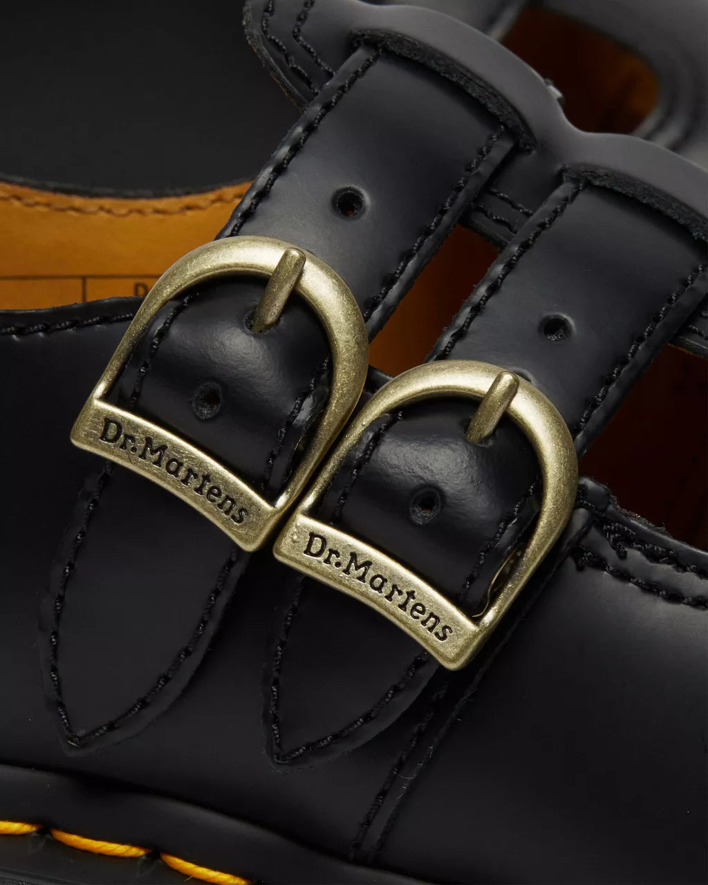 Bei PICK UP in Düsseldorf findest Du Dr. Martens, 8065 Black Smooth  und viel mehr von Dr. Martens