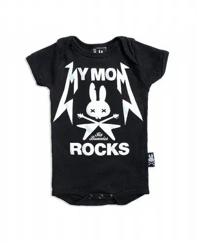 Bei PICK UP in Düsseldorf findest Du Babybody, My Mom Rocks  und viel mehr von Six Bunnies