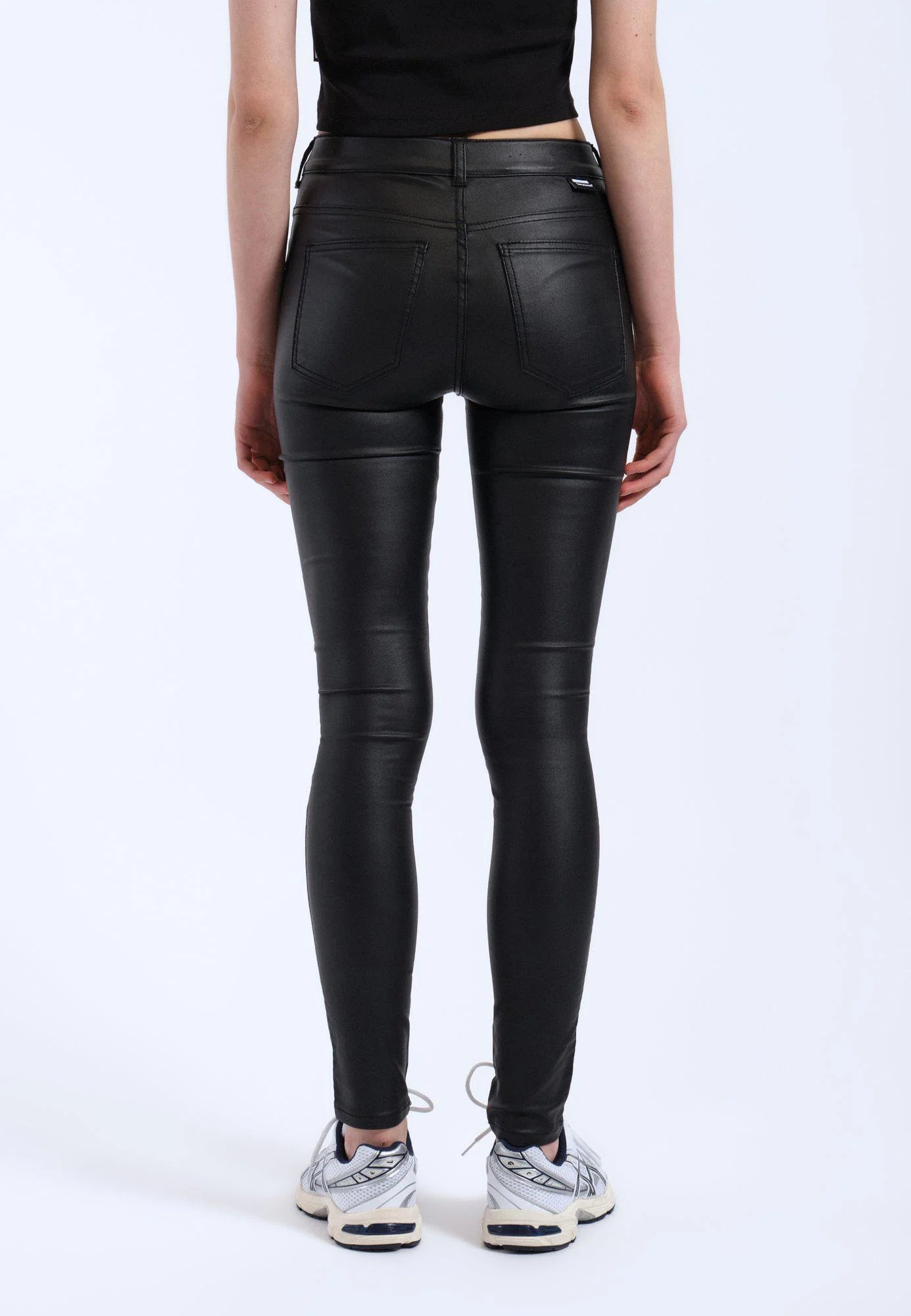 Bei PICK UP in Düsseldorf findest Du Dr. Denim, Lexy, Black Metal  und viel mehr von Dr. Denim
