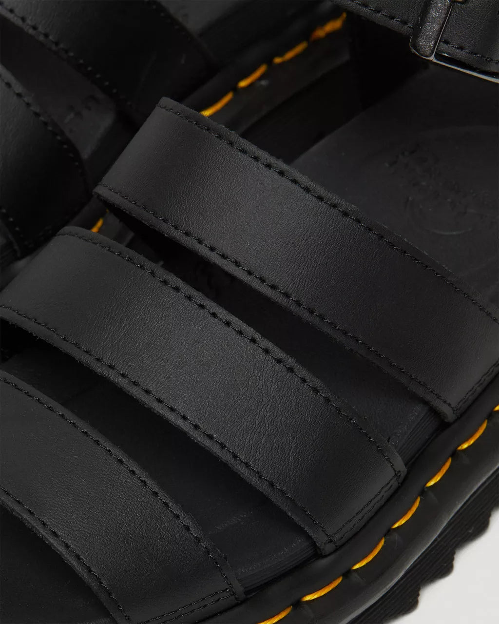 Bei PICK UP in Düsseldorf findest Du Dr. Martens, Blaire Black Athena  und viel mehr von Dr. Martens