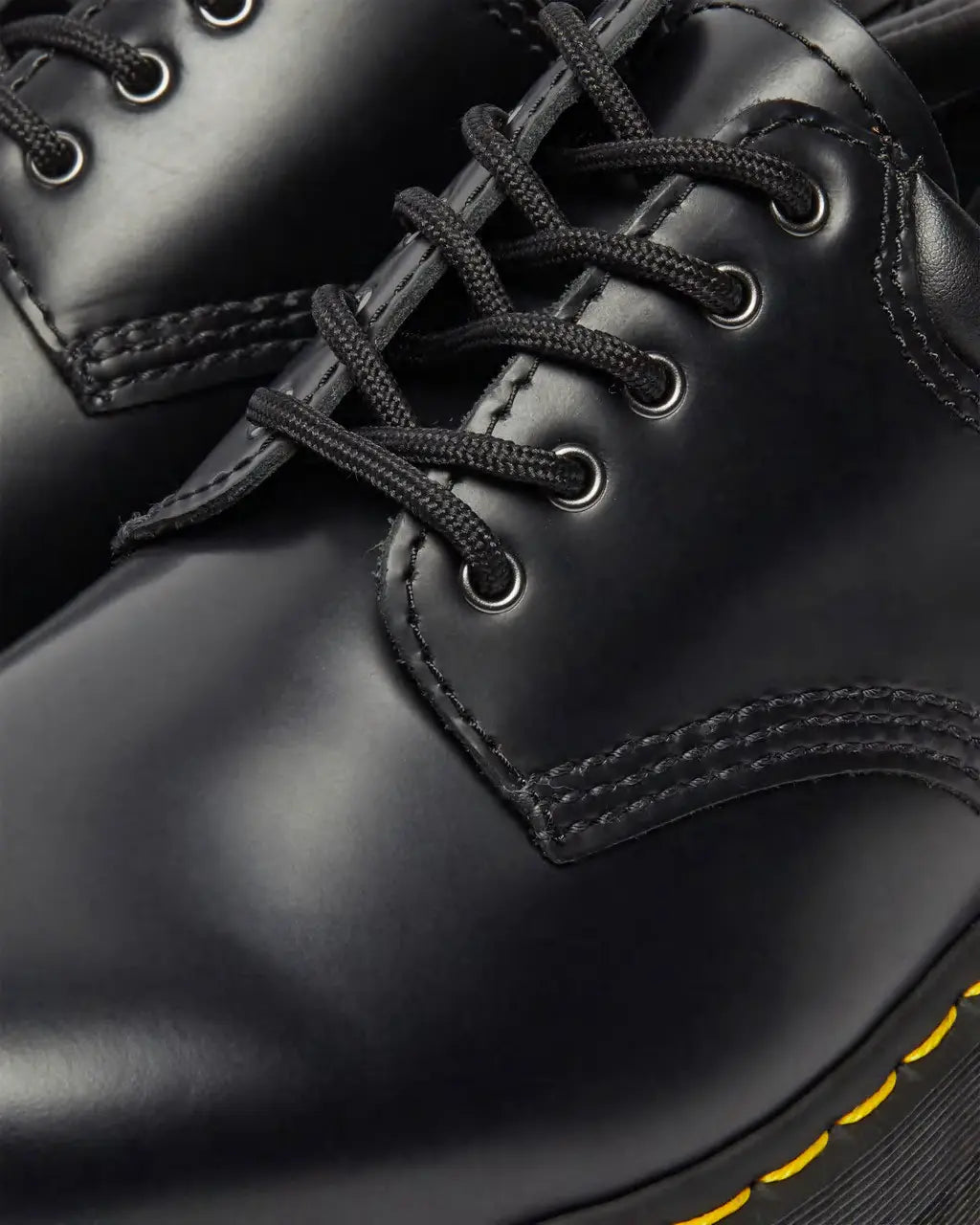Bei PICK UP in Düsseldorf findest Du Dr. Martens, 8053 Quad Black Polished Smooth  und viel mehr von Dr. Martens