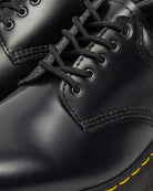 Bei PICK UP in Düsseldorf findest Du Dr. Martens, 8053 Quad Black Polished Smooth  und viel mehr von Dr. Martens