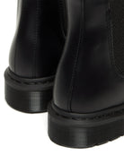 Bei PICK UP in Düsseldorf findest Du Dr. Martens, 2976 MONO Black Smooth  und viel mehr von Dr. Martens