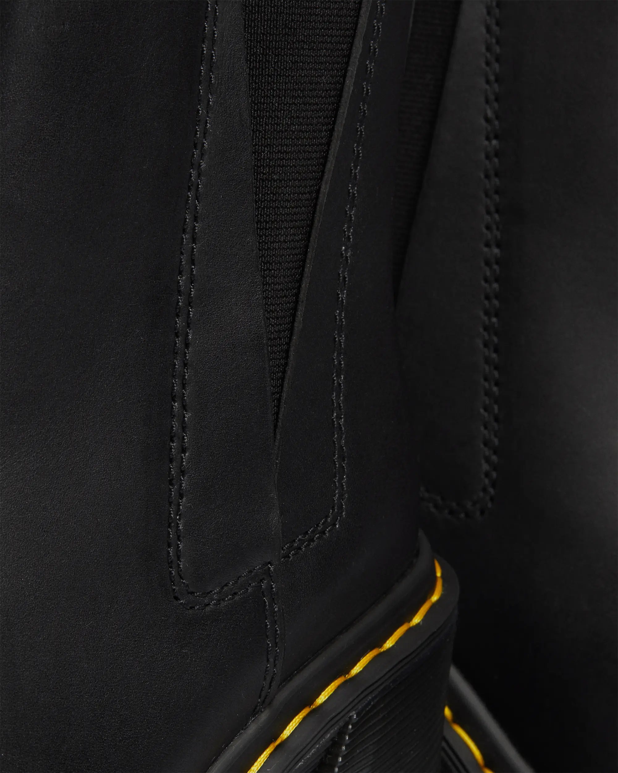 Bei PICK UP in Düsseldorf findest Du Dr. Martens, Spence Black Sendal und viel mehr von Dr. Martens