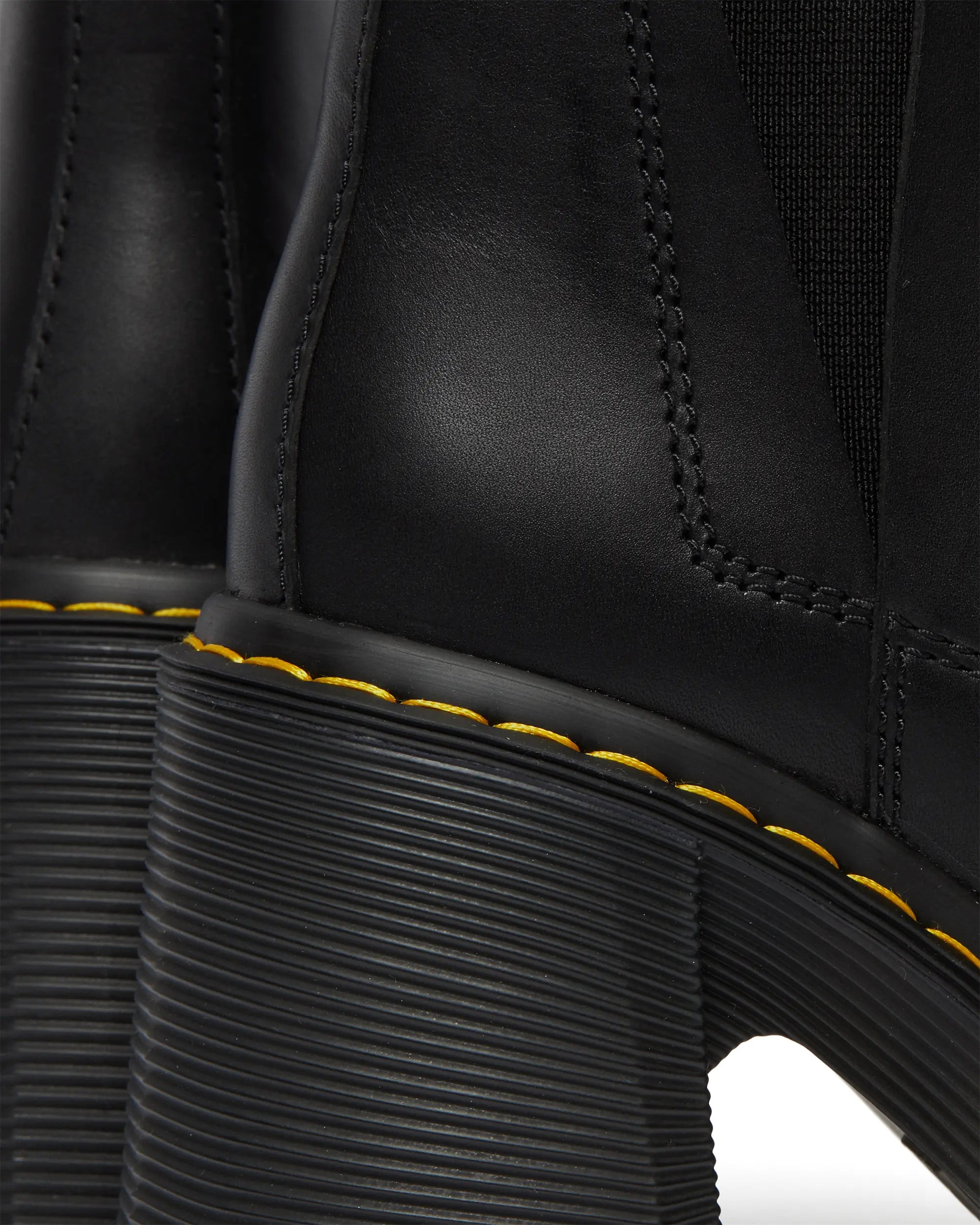 Bei PICK UP in Düsseldorf findest Du Dr. Martens, Spence Black Sendal und viel mehr von Dr. Martens