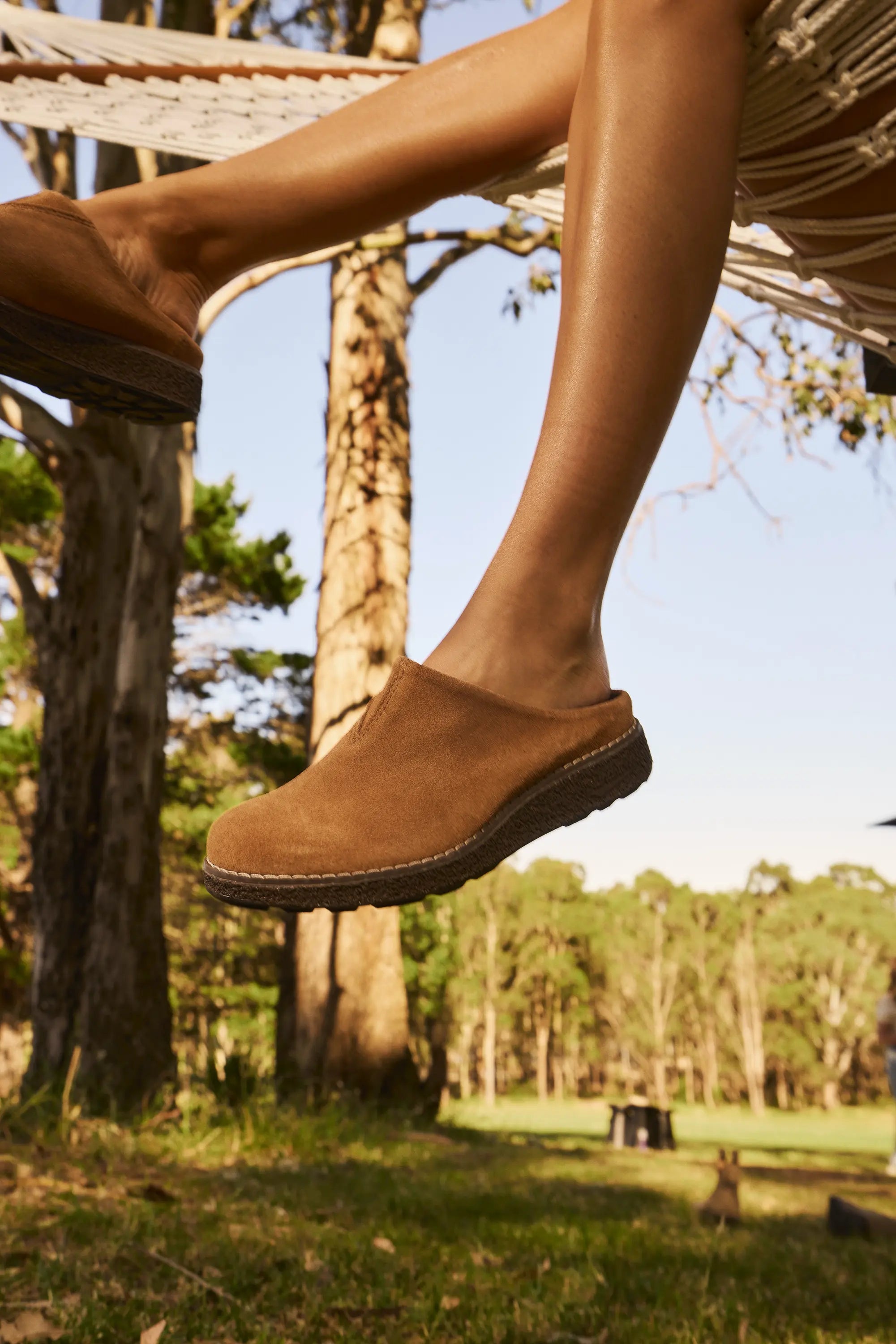 Blundstone 2686 Clog Sahara Tan Suede – Modelfoto getragen | PICK UP Düsseldorf