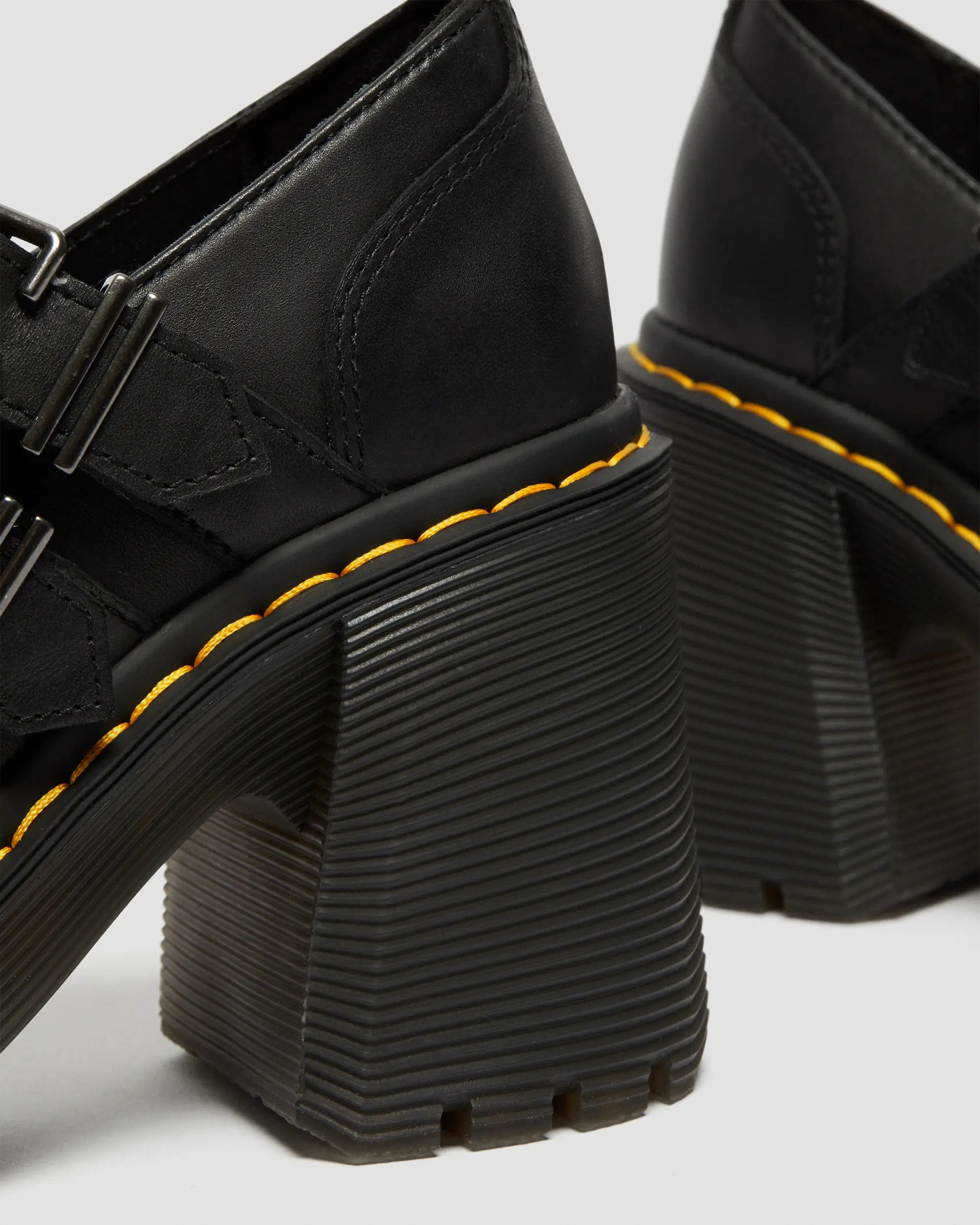 Bei PICK UP in Düsseldorf findest Du Dr. Martens, Eviee Black Sendal  und viel mehr von Dr. Martens