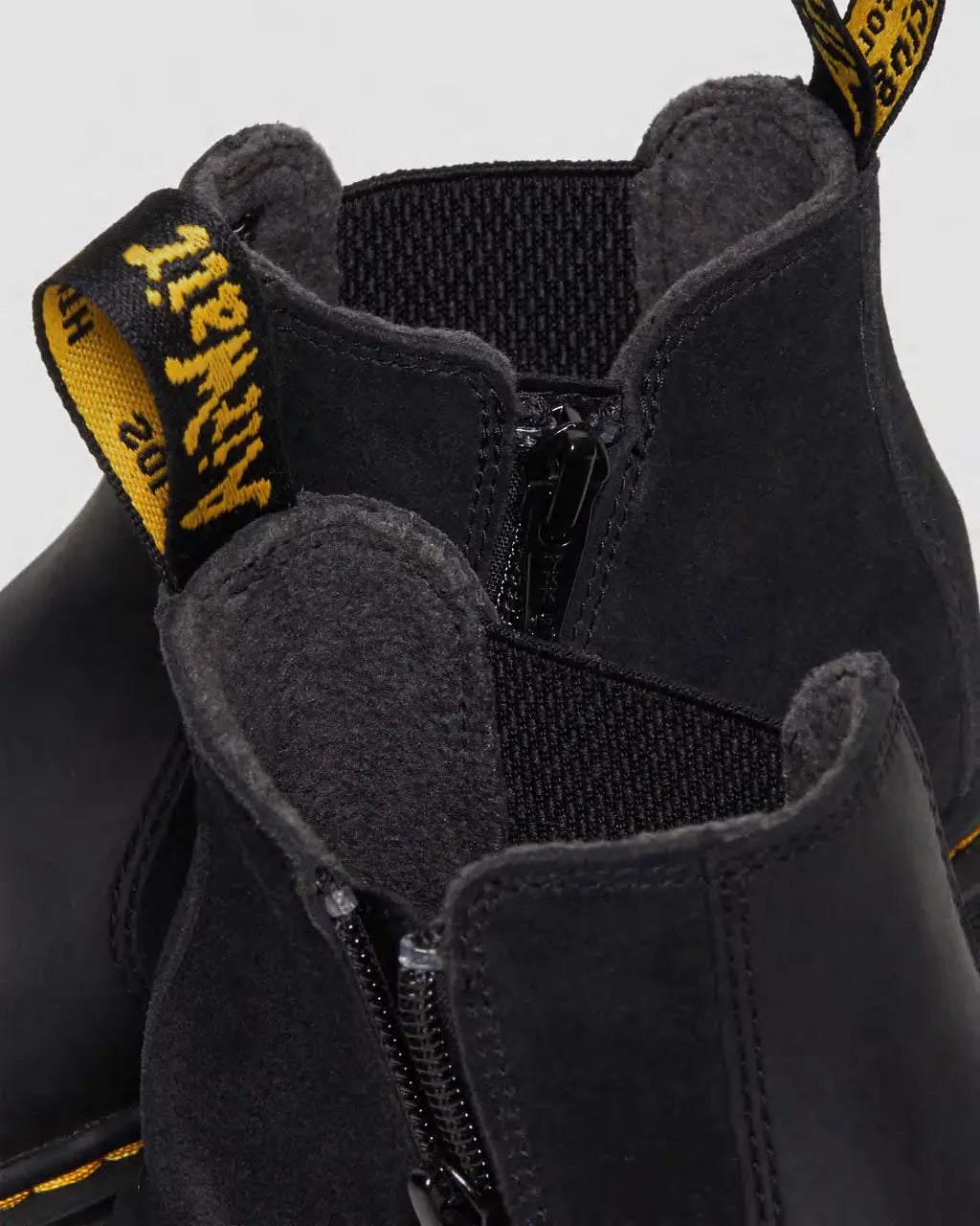 Bei PICK UP in Düsseldorf findest Du Dr. Martens, 2976 J Black Yellowstone WP und viel mehr von Dr. Martens