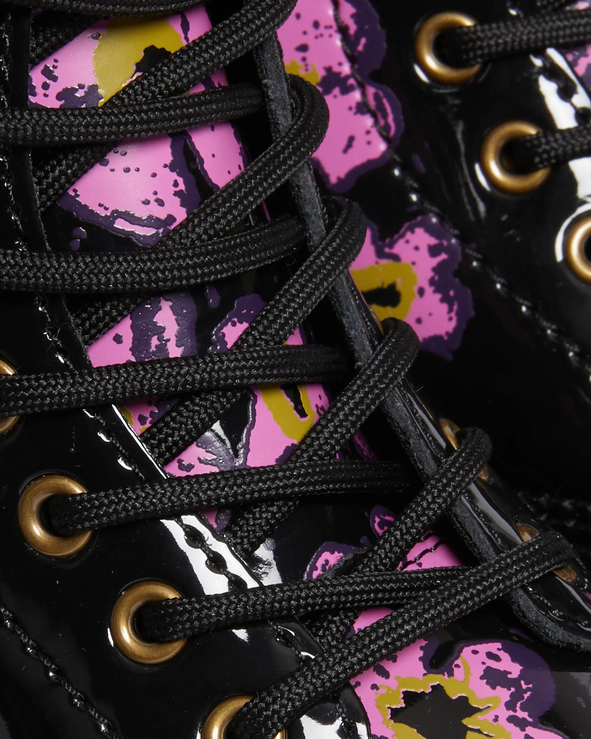 Bei PICK UP in Düsseldorf findest Du Dr. Martens, 1460 J Black Pansy Fayre Kids Patent Lamper und viel mehr von Dr. Martens