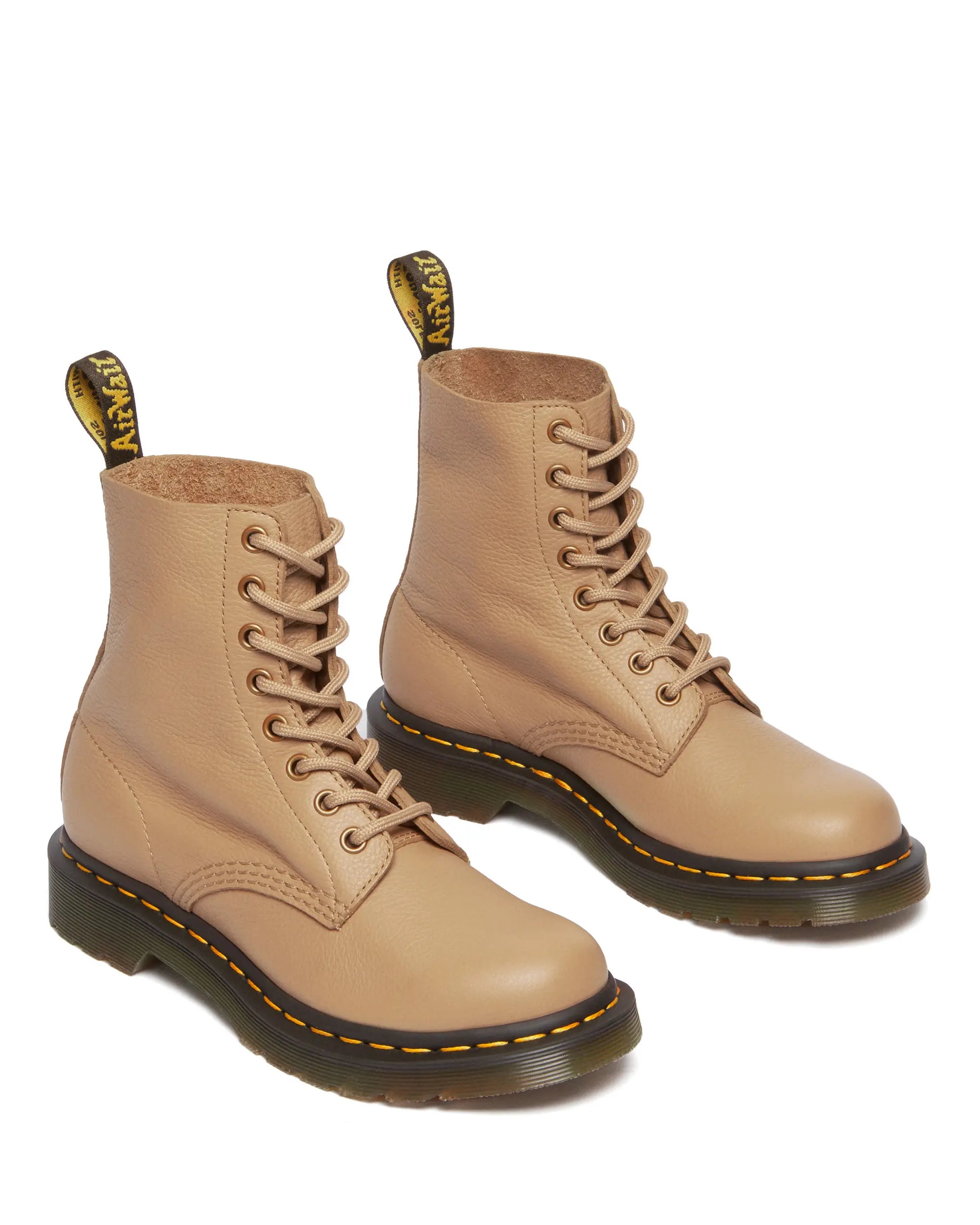 Bei PICK UP in Düsseldorf findest Du Dr. Martens, 1460 Pascal Savannah Tan Virginia und viel mehr von Dr. Martens