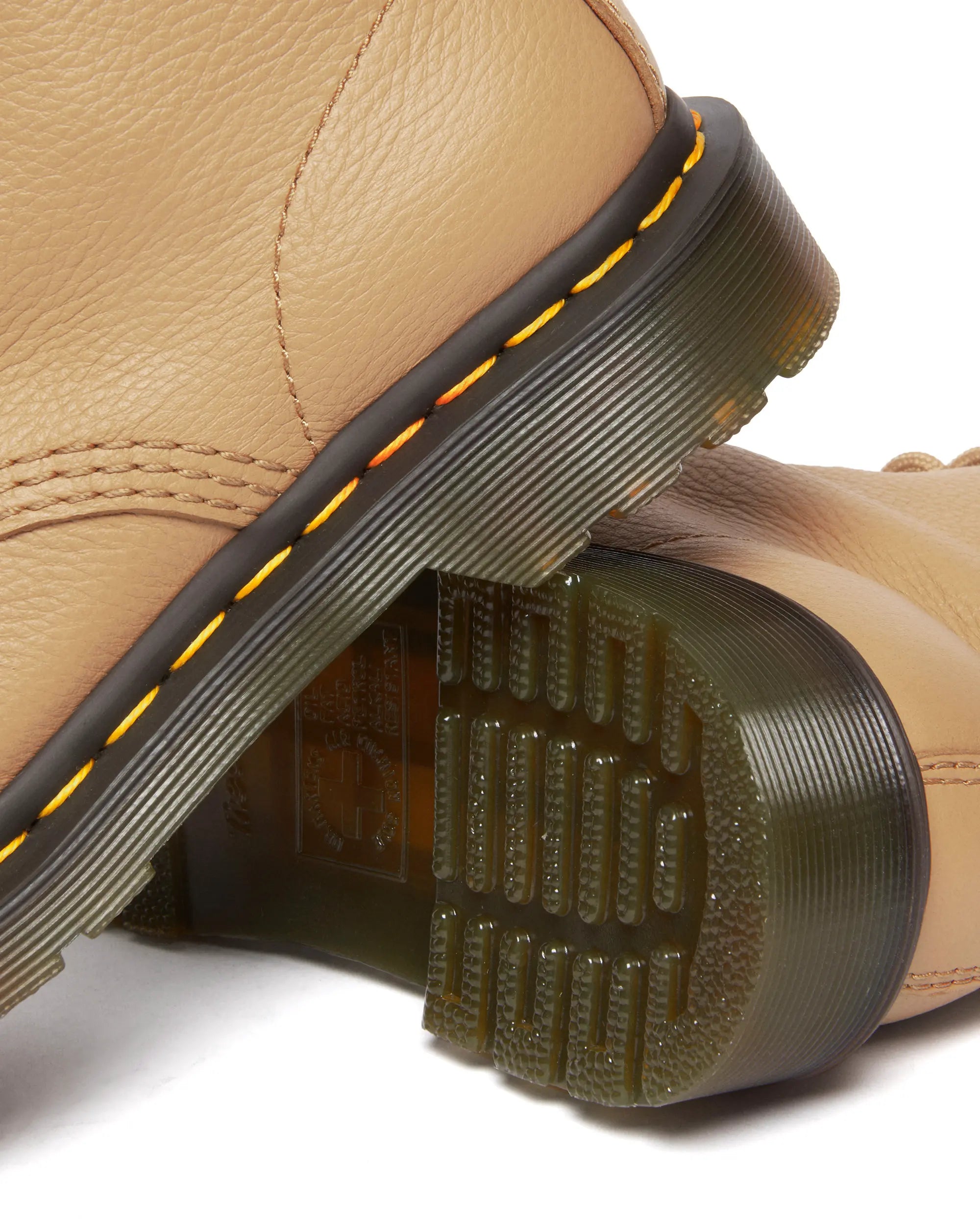 Bei PICK UP in Düsseldorf findest Du Dr. Martens, 1460 Pascal Savannah Tan Virginia und viel mehr von Dr. Martens