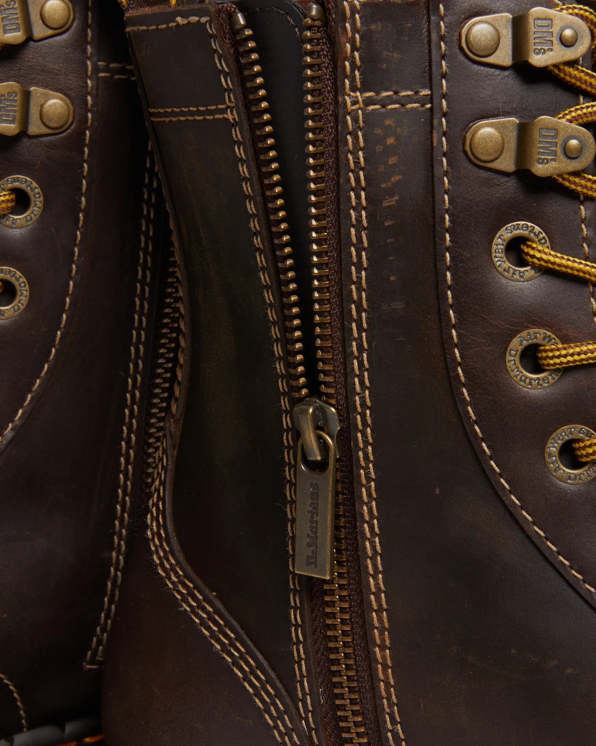 Bei PICK UP in Düsseldorf findest Du Dr. Martens, Jadon Arc Dark Brown Crazy Horse  und viel mehr von Dr. Martens