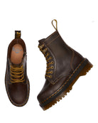 Bei PICK UP in Düsseldorf findest Du Dr. Martens, Jadon Arc Dark Brown Crazy Horse  und viel mehr von Dr. Martens