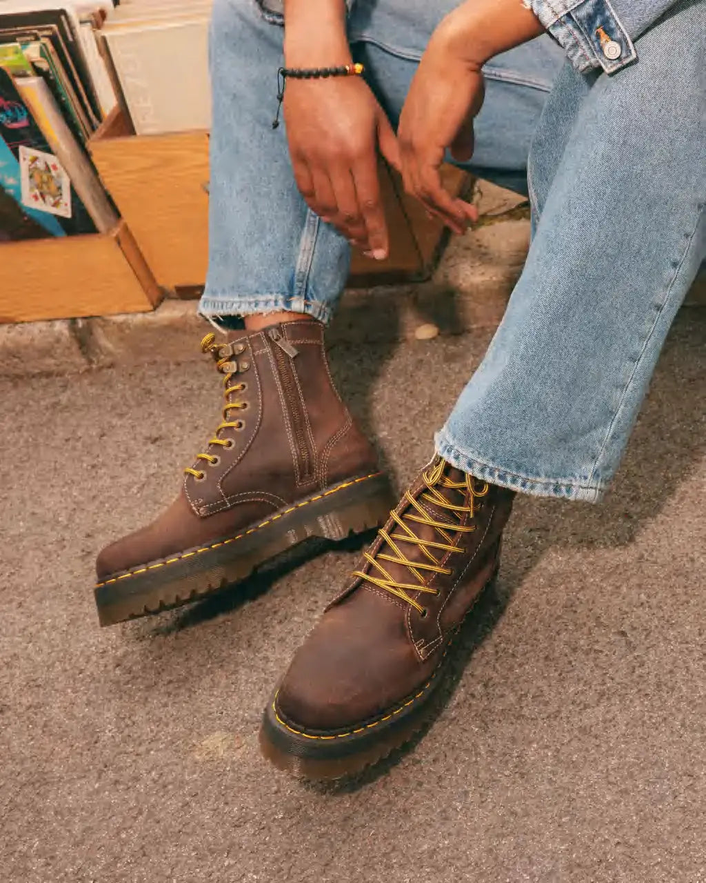 Bei PICK UP in Düsseldorf findest Du Dr. Martens, Jadon Arc Dark Brown Crazy Horse  und viel mehr von Dr. Martens