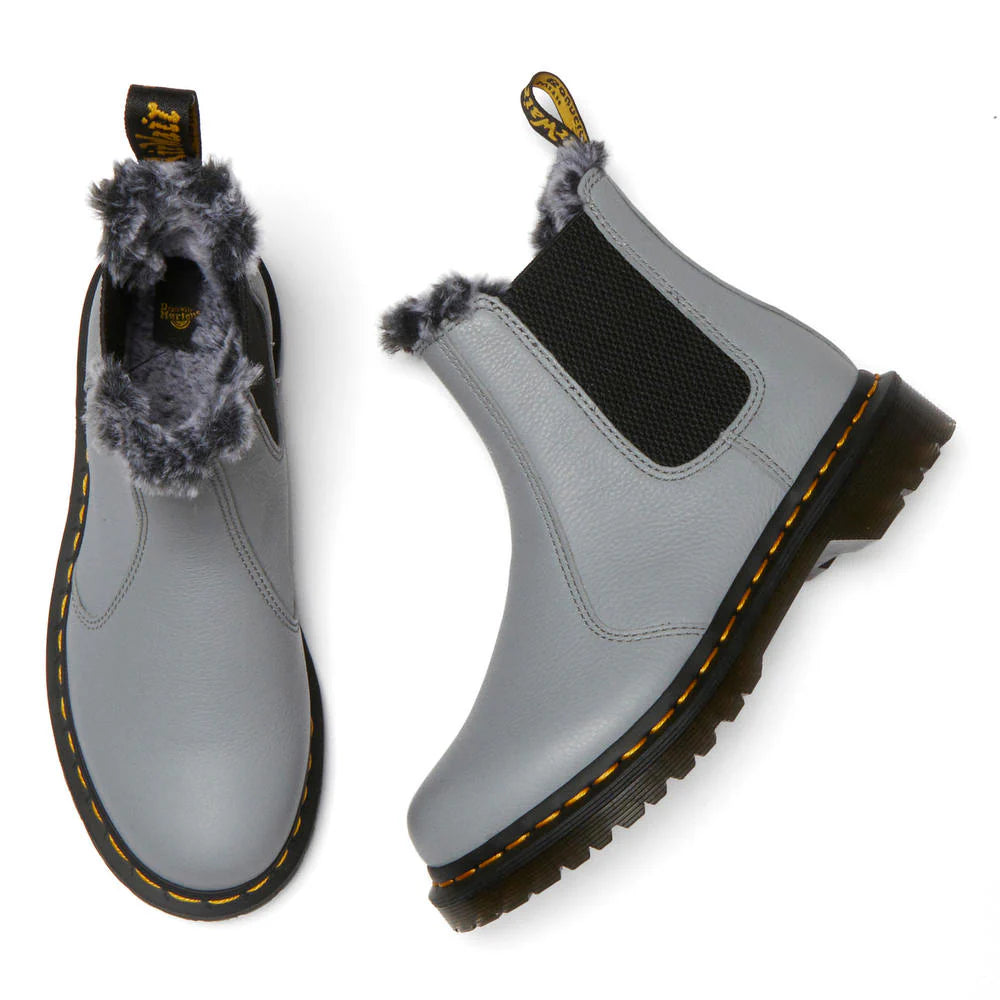 Bei PICK UP in Düsseldorf findest Du Dr. Martens, 2976 Leonore Ultimate Grey Virginia und viel mehr von Dr. Martens