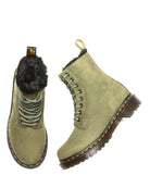 Bei PICK UP in Düsseldorf findest Du Dr. Martens, 1460 Serena Dms Olive Buffbuck  und viel mehr von Dr. Martens