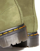 Bei PICK UP in Düsseldorf findest Du Dr. Martens, 1460 Serena Dms Olive Buffbuck  und viel mehr von Dr. Martens
