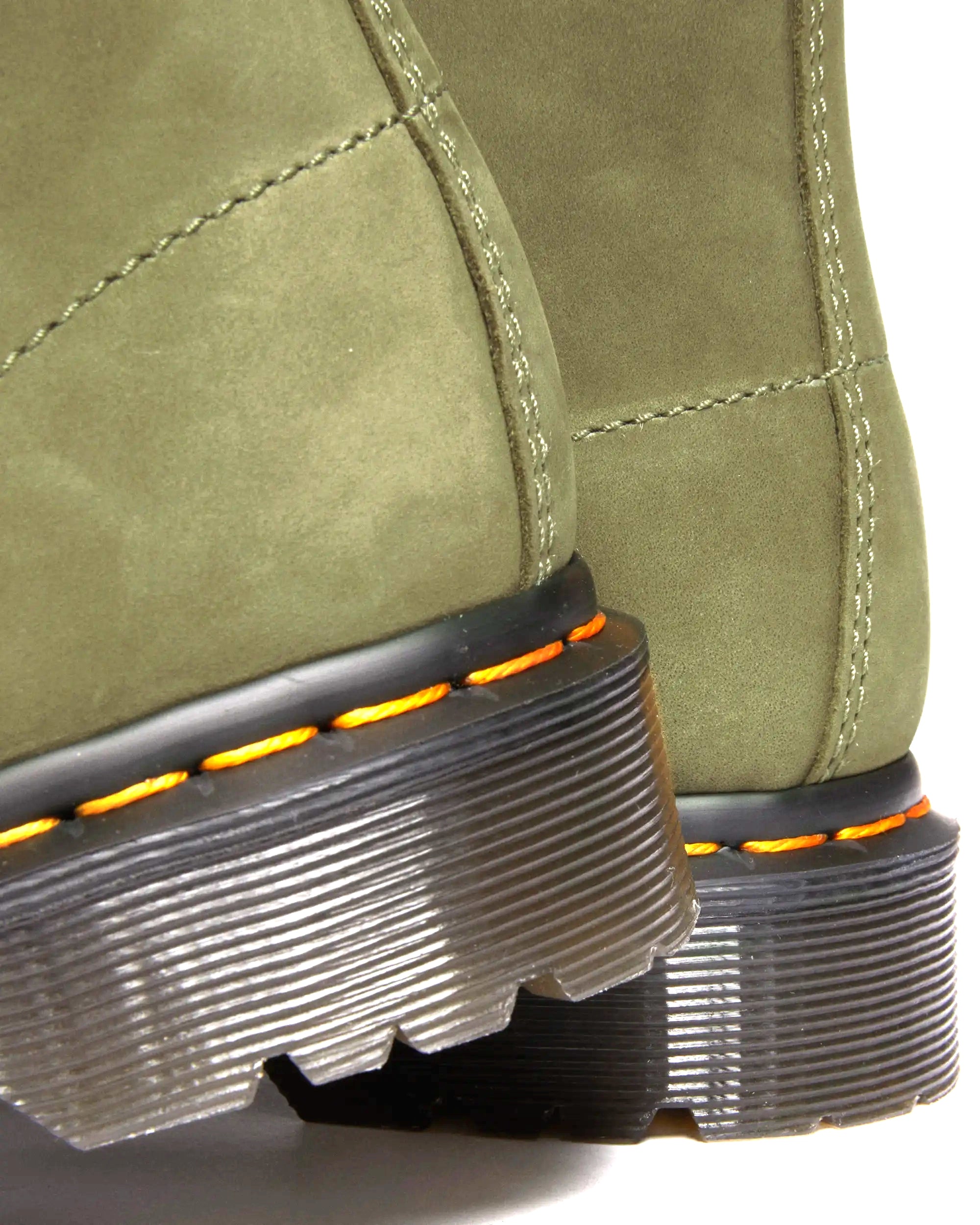 Bei PICK UP in Düsseldorf findest Du Dr. Martens, 1460 Serena Dms Olive Buffbuck  und viel mehr von Dr. Martens