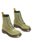 Bei PICK UP in Düsseldorf findest Du Dr. Martens, 1460 Serena Dms Olive Buffbuck  und viel mehr von Dr. Martens