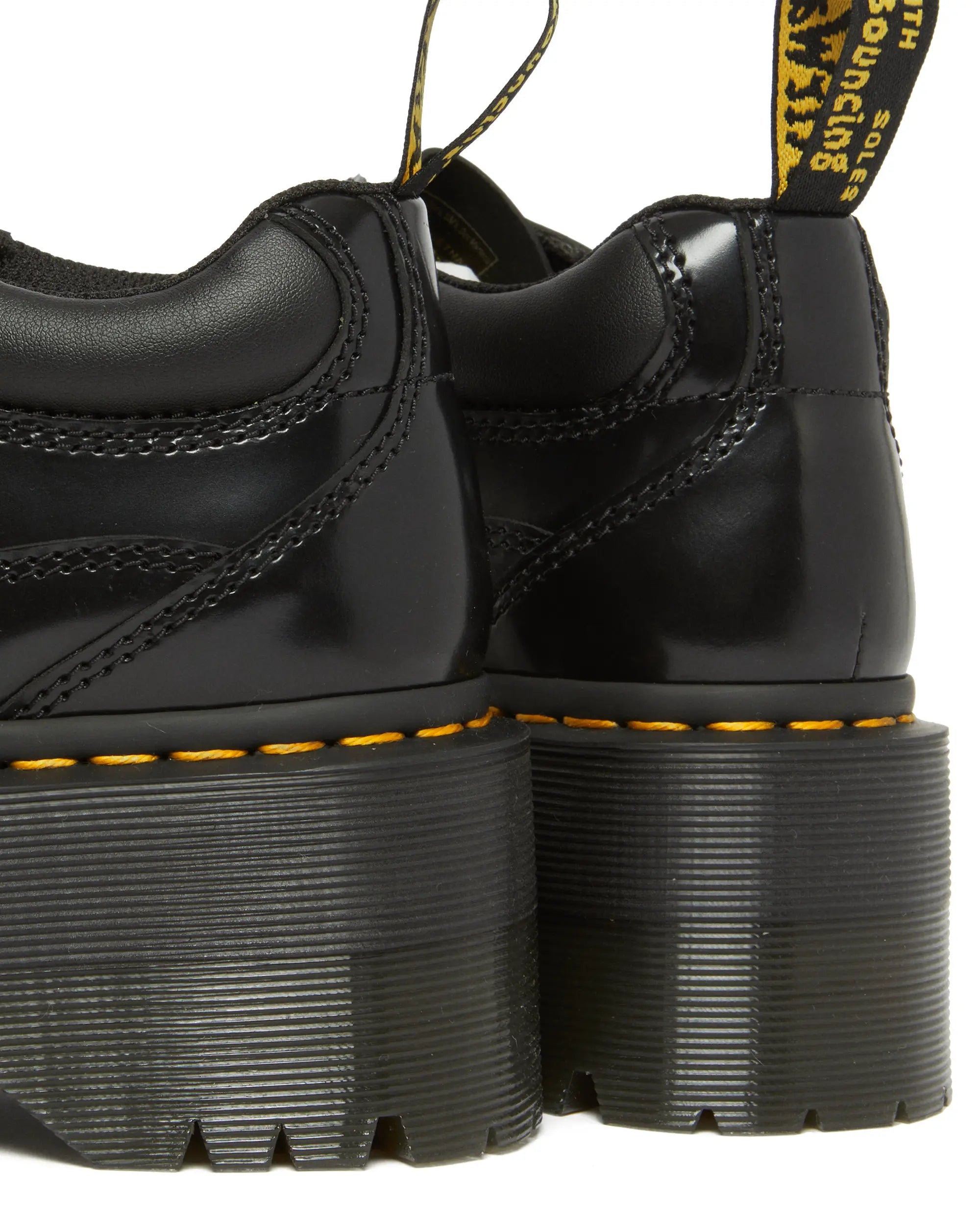 Bei PICK UP in Düsseldorf findest Du Dr. Martens, 5i Quad Max Black Buttero und viel mehr von Dr. Martens