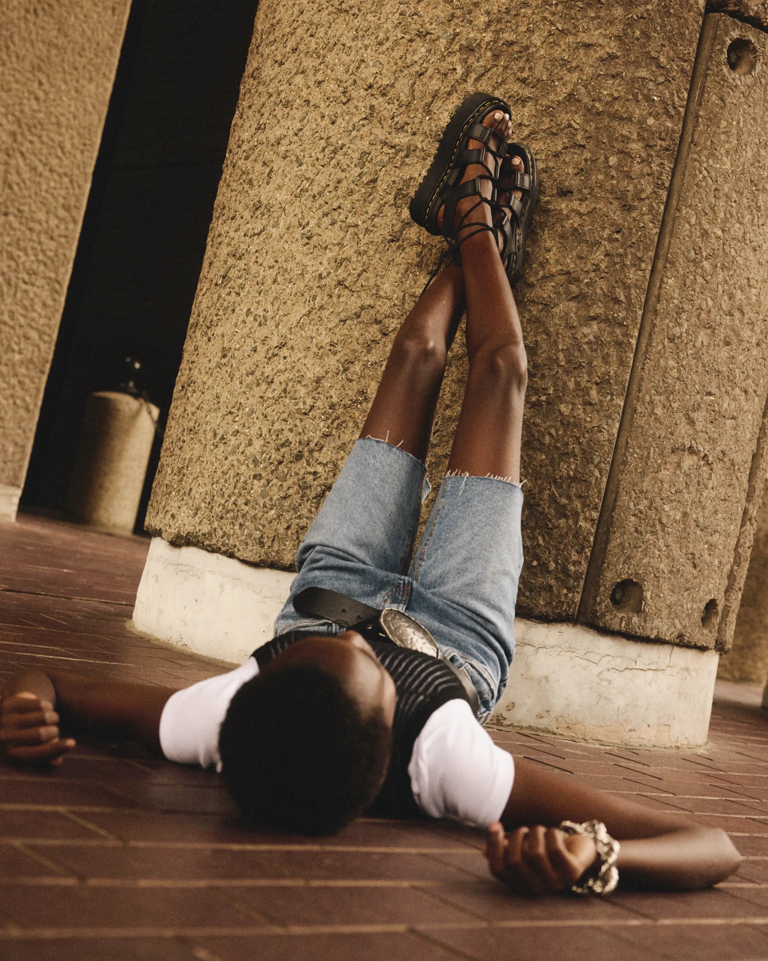 Bei PICK UP in Düsseldorf findest Du Dr. Martens, Nartilla Xl Black Athena und viel mehr von Dr. Martens