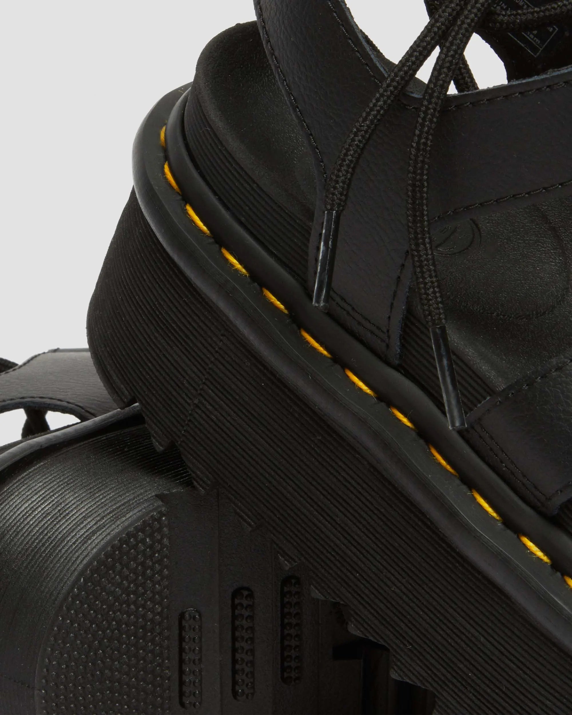 Bei PICK UP in Düsseldorf findest Du Dr. Martens, Nartilla Xl Black Athena und viel mehr von Dr. Martens