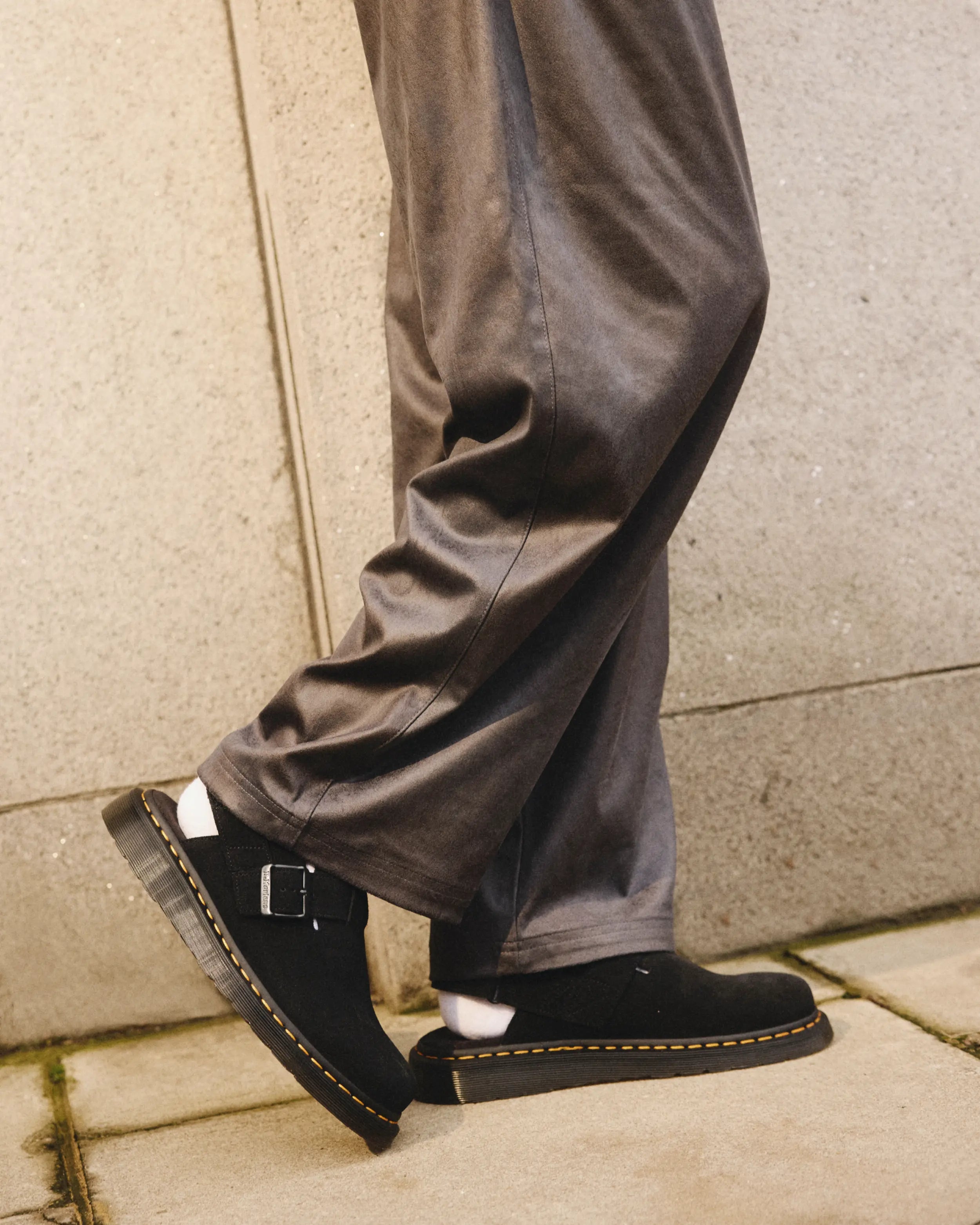 Bei PICK UP in Düsseldorf findest Du Dr. Martens, Jorge Ii Black E.H Suede  und viel mehr von Dr. Martens