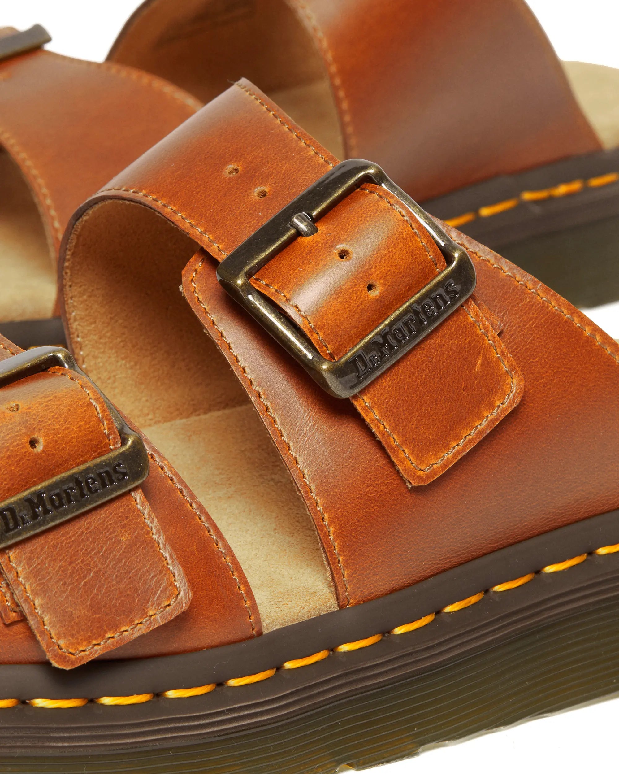 Bei PICK UP in Düsseldorf findest Du Dr. Martens, Josef Oak Analine und viel mehr von Dr. Martens