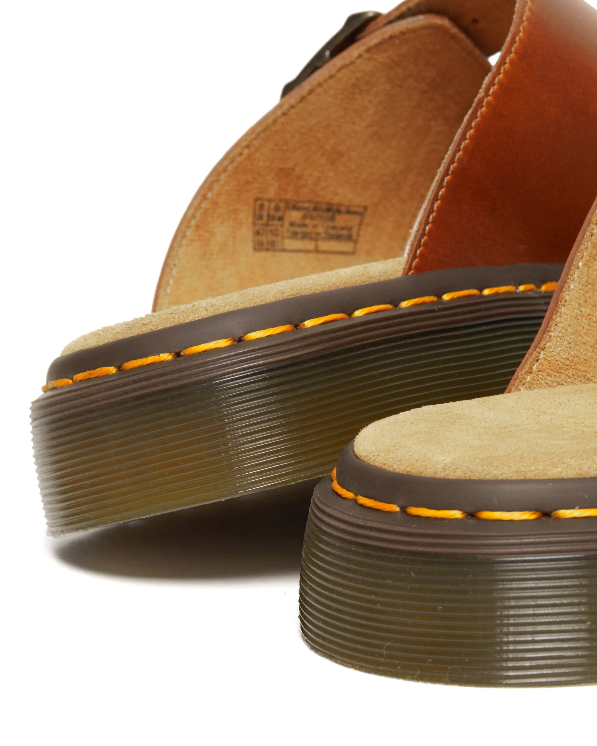 Bei PICK UP in Düsseldorf findest Du Dr. Martens, Josef Oak Analine und viel mehr von Dr. Martens