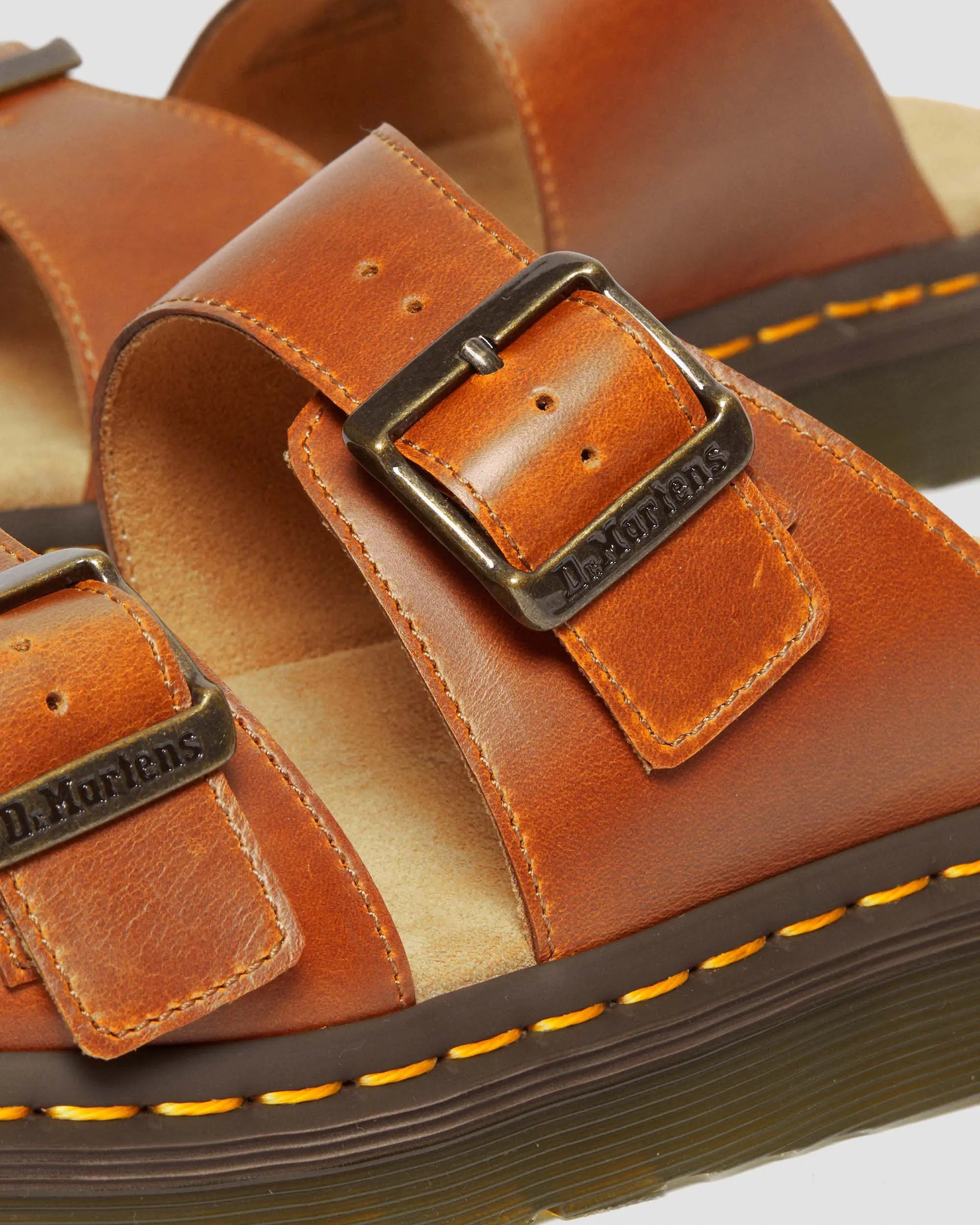 Bei PICK UP in Düsseldorf findest Du Dr. Martens, Josef Oak Analine und viel mehr von Dr. Martens