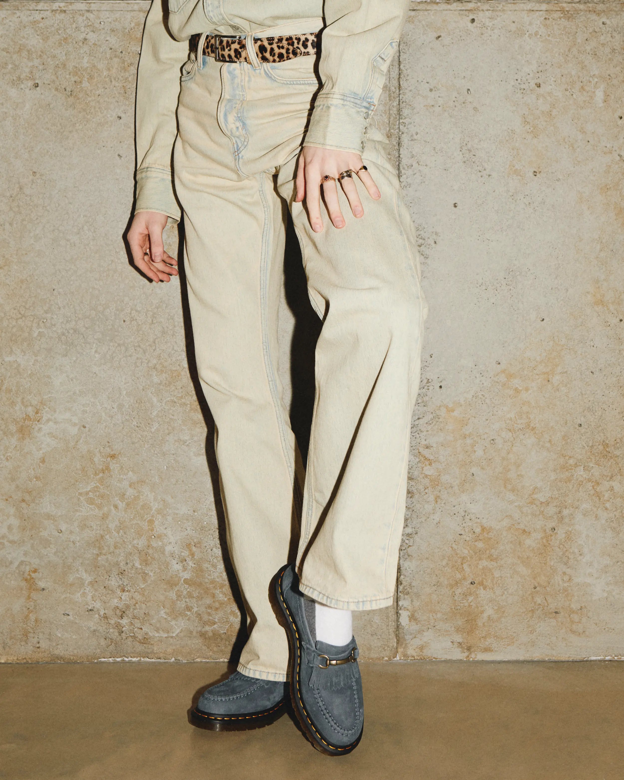 Bei PICK UP in Düsseldorf findest Du Dr. Martens, Adrian Snaffle Washed Denim Tumbled Nubuck und viel mehr von Dr. Martens