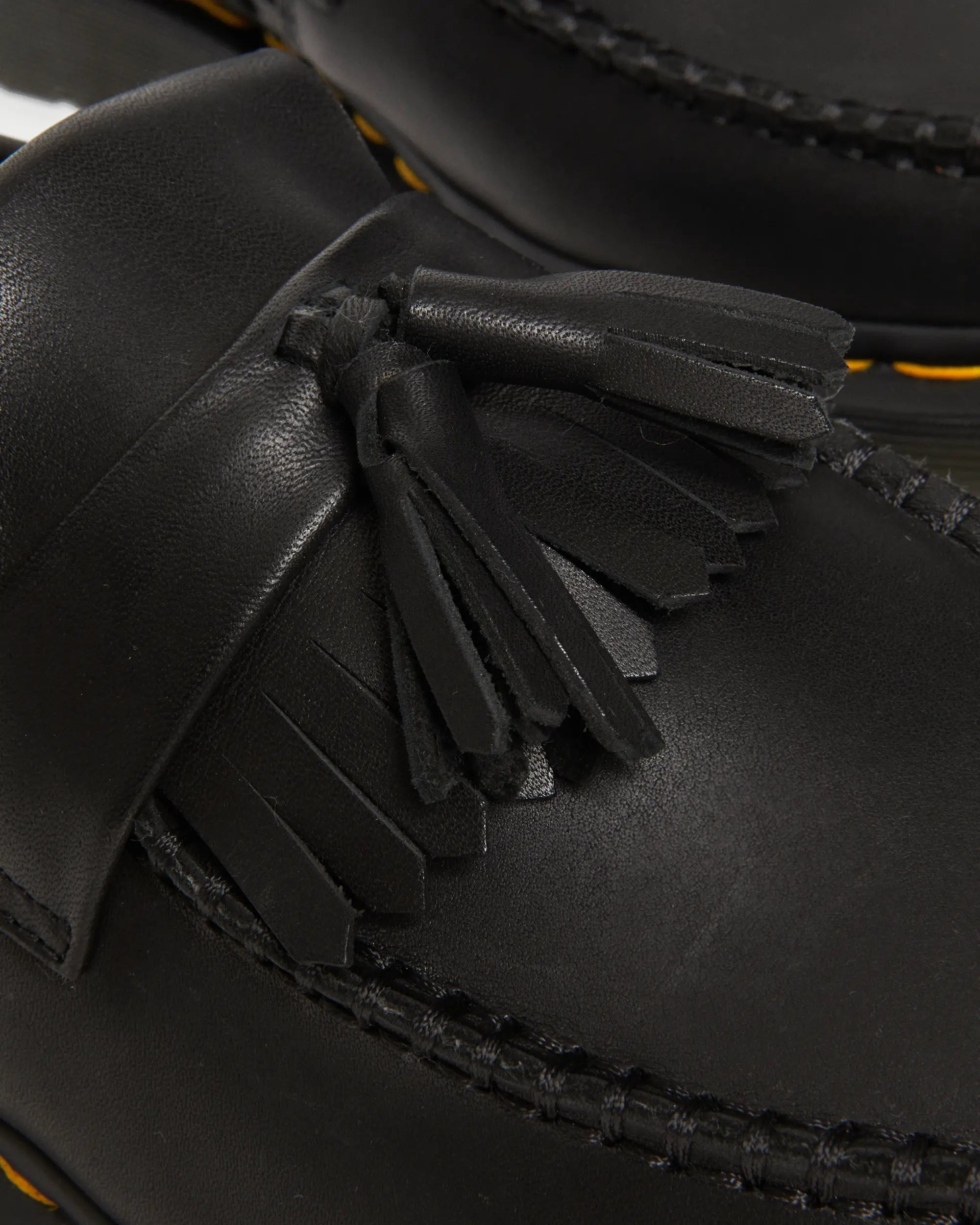 Bei PICK UP in Düsseldorf findest Du Dr. Martens, Adrian Woven Black Classic Analine und viel mehr von Dr. Martens