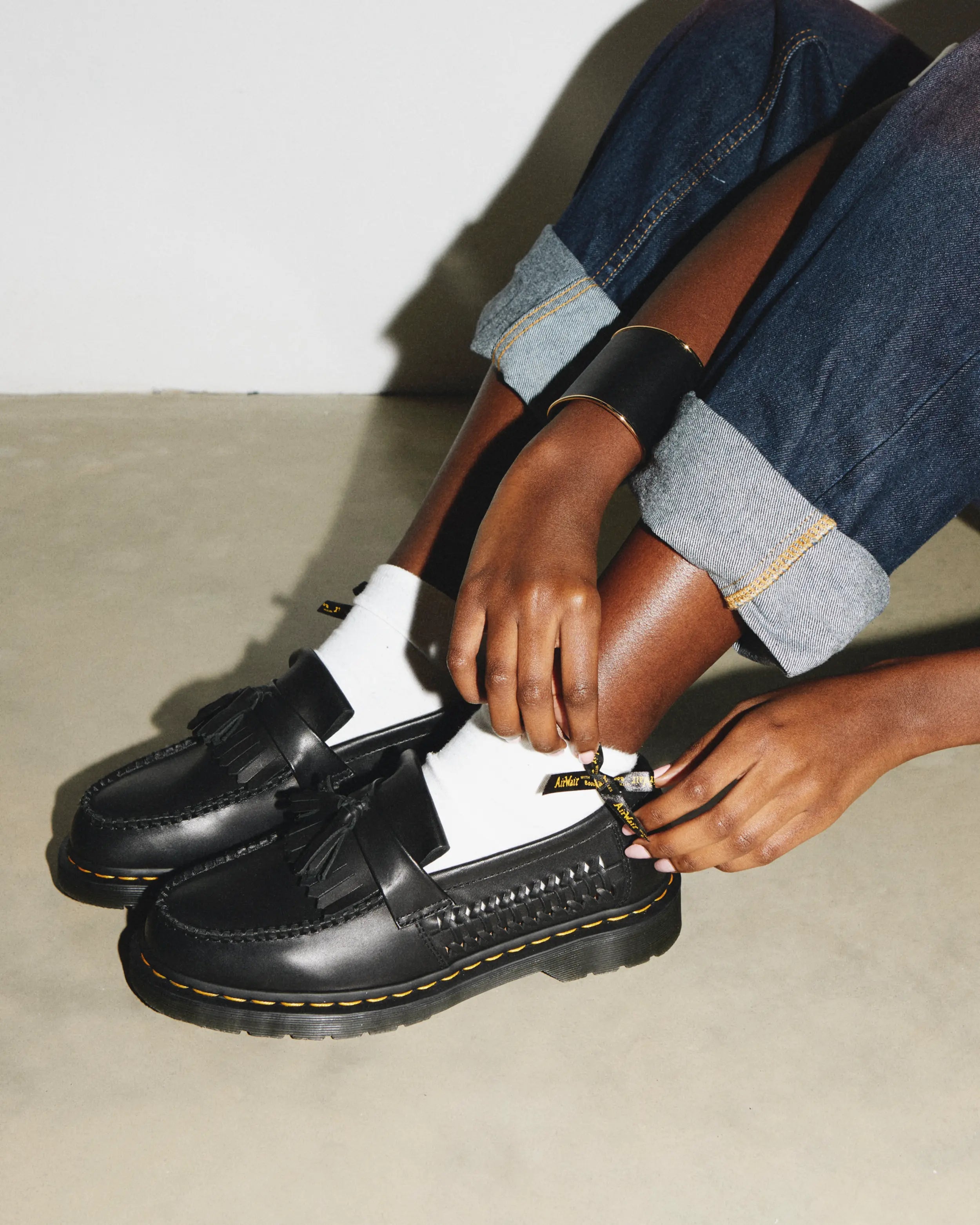 Bei PICK UP in Düsseldorf findest Du Dr. Martens, Adrian Woven Black Classic Analine und viel mehr von Dr. Martens