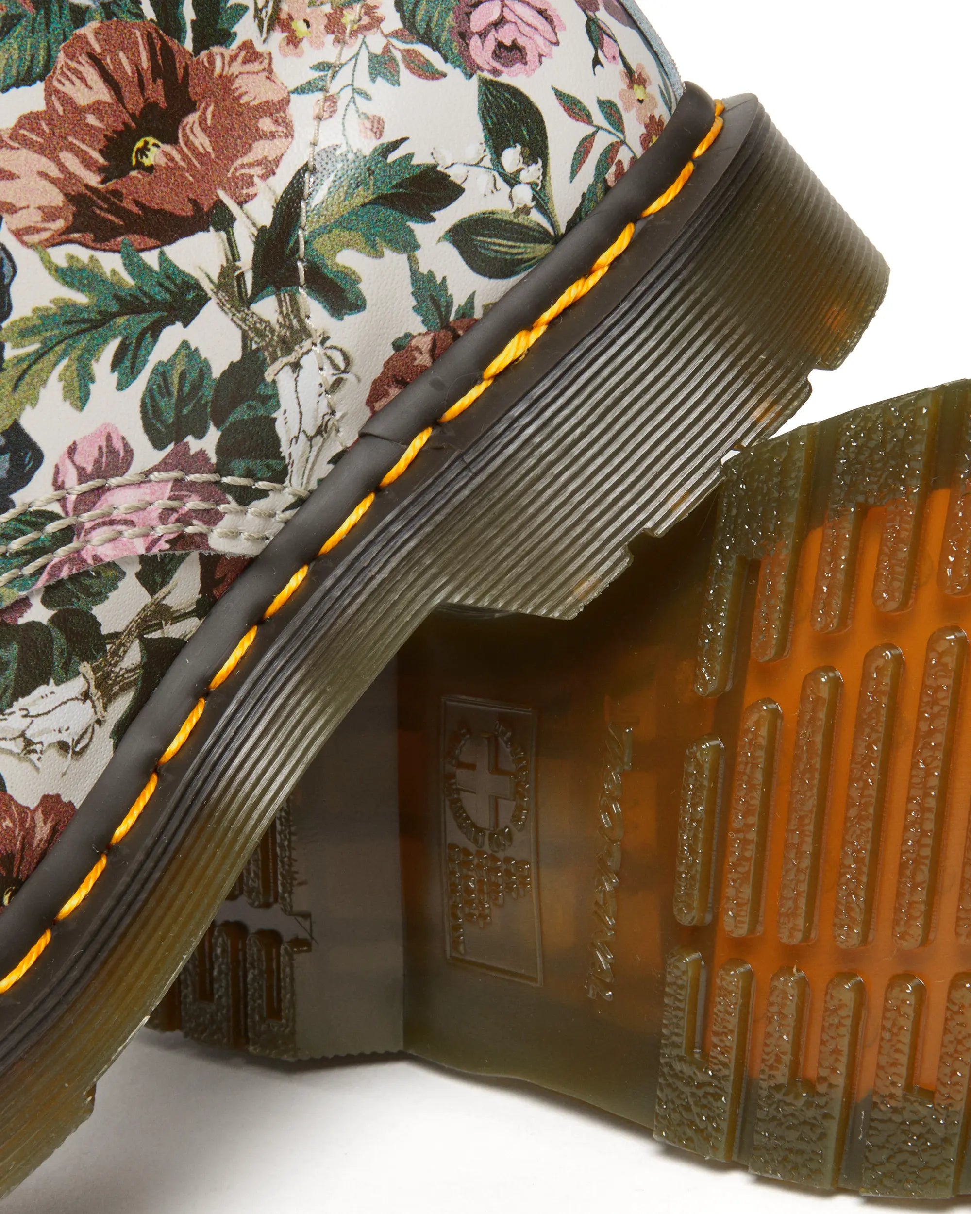 Bei PICK UP in Düsseldorf findest Du Dr. Martens, 1460 W Multi Floral Garden Print Backhand und viel mehr von Dr. Martens