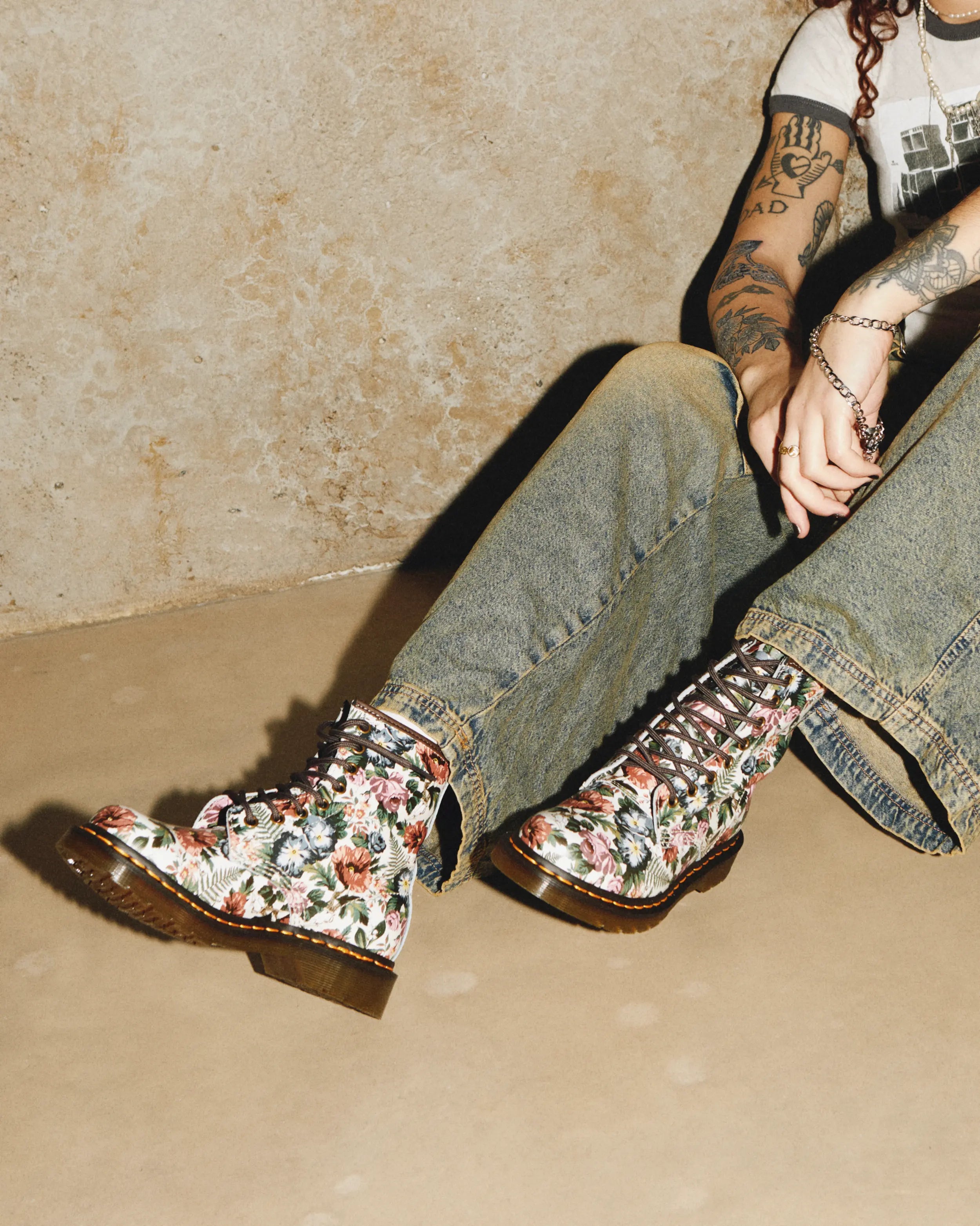 Bei PICK UP in Düsseldorf findest Du Dr. Martens, 1460 W Multi Floral Garden Print Backhand und viel mehr von Dr. Martens