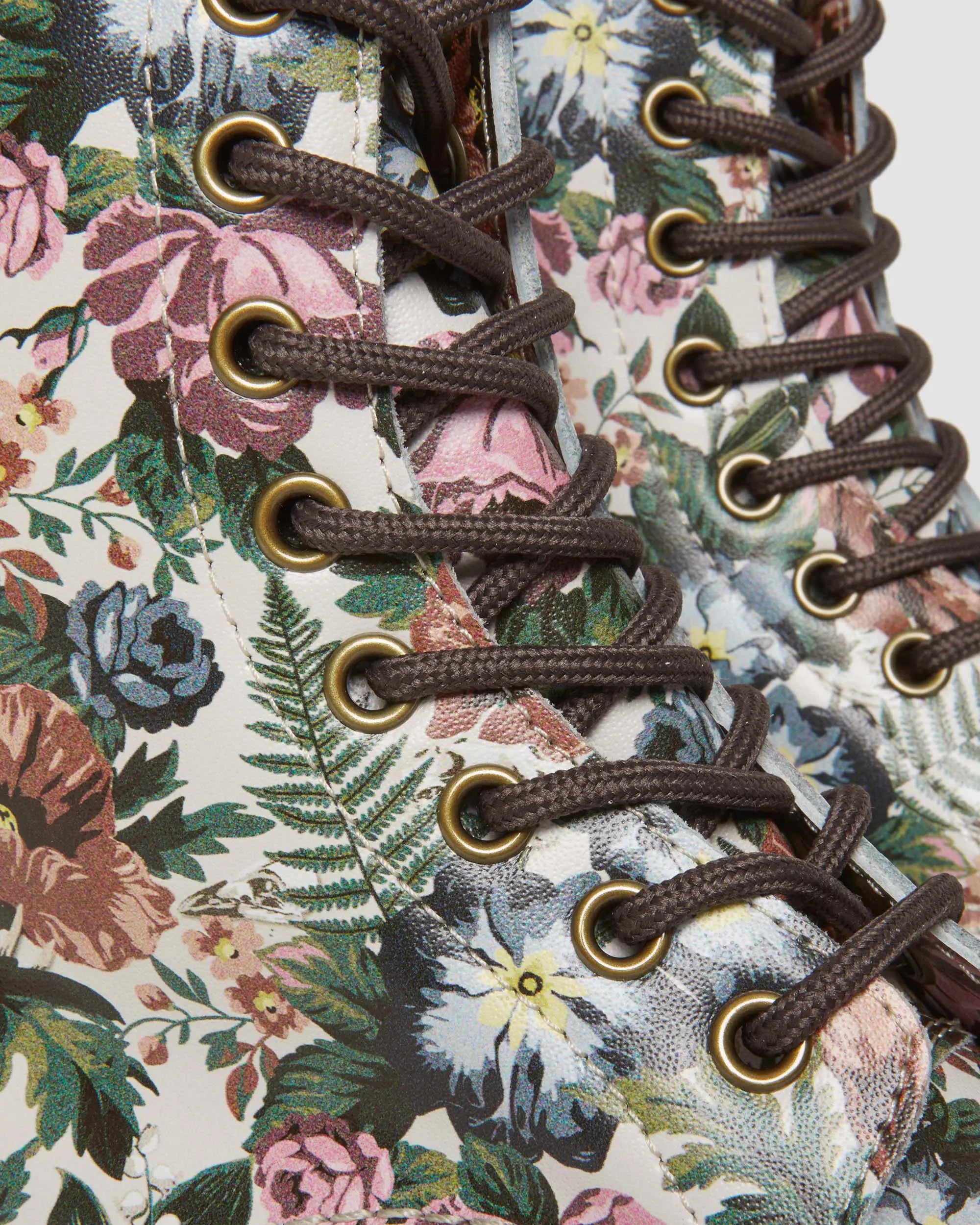 Bei PICK UP in Düsseldorf findest Du Dr. Martens, 1460 W Multi Floral Garden Print Backhand und viel mehr von Dr. Martens