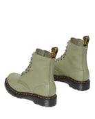 Bei PICK UP in Düsseldorf findest Du Dr. Martens, 1460 Pascal Muted Olive Virginia  und viel mehr von Dr. Martens
