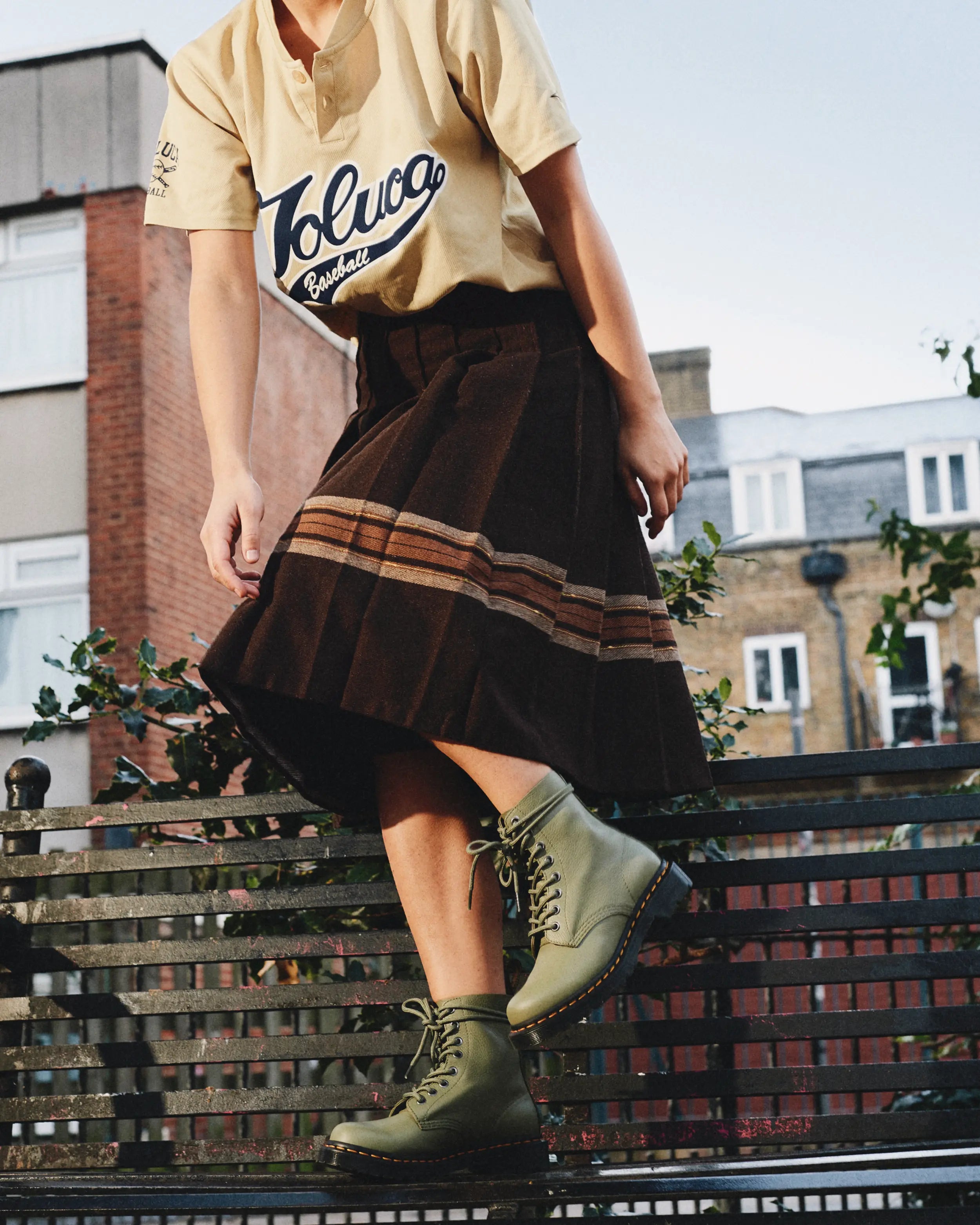 Bei PICK UP in Düsseldorf findest Du Dr. Martens, 1460 Pascal Muted Olive Virginia  und viel mehr von Dr. Martens