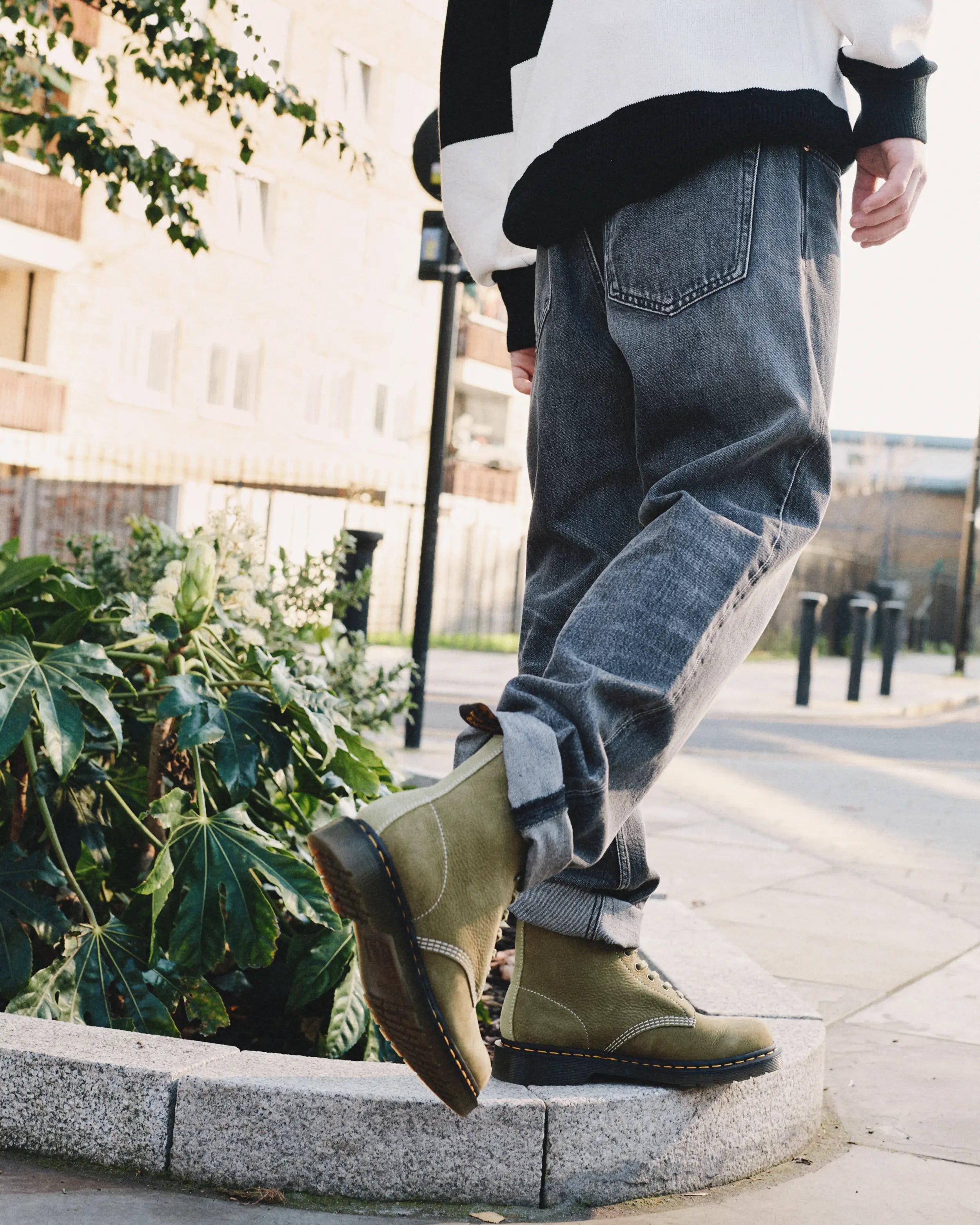 Bei PICK UP in Düsseldorf findest Du Dr. Martens, 1460 Muted Olive Tumbled Nubuck+E.H.Suede  und viel mehr von Dr. Martens