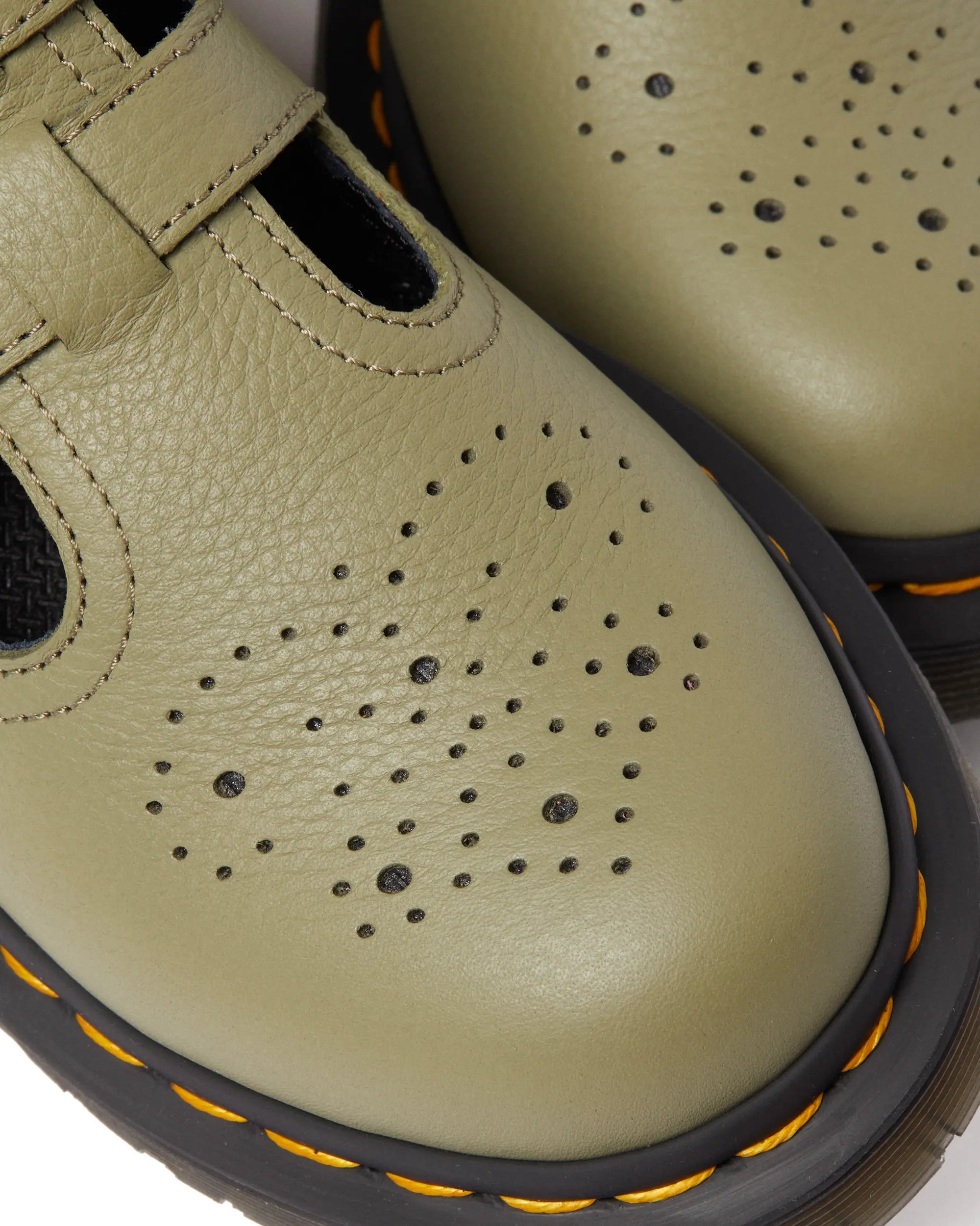 Bei PICK UP in Düsseldorf findest Du Dr. Martens, 8065 Mary Jane Muted Olive Virginia und viel mehr von Dr. Martens