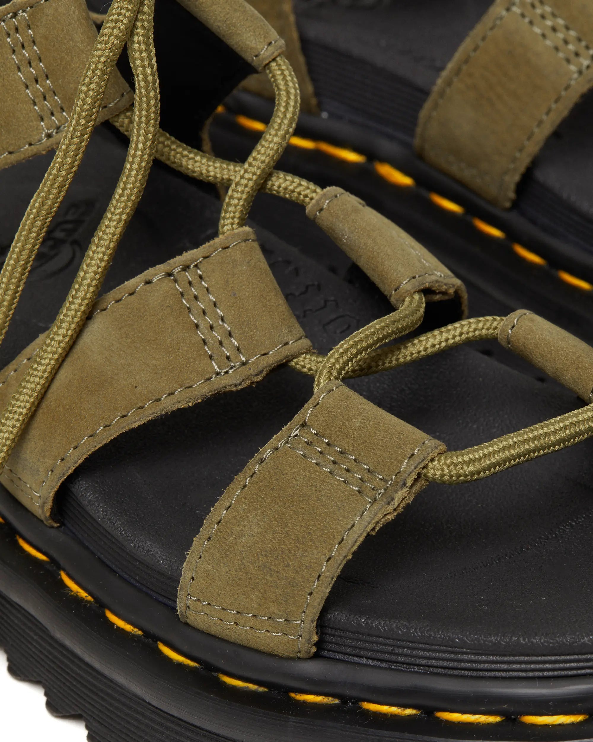 Bei PICK UP in Düsseldorf findest Du Dr. Martens, Nartilla Muted Olive Tumbled Nubuck und viel mehr von Dr. Martens