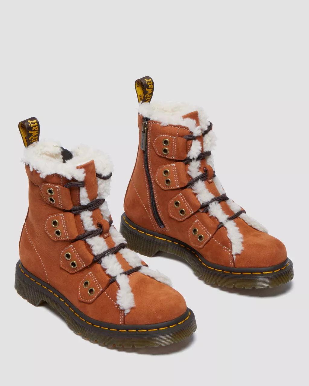 Bei PICK UP in Düsseldorf findest Du Dr. Martens, 1460 Ltt Fl Tan Buttersoft Wp  und viel mehr von Dr. Martens