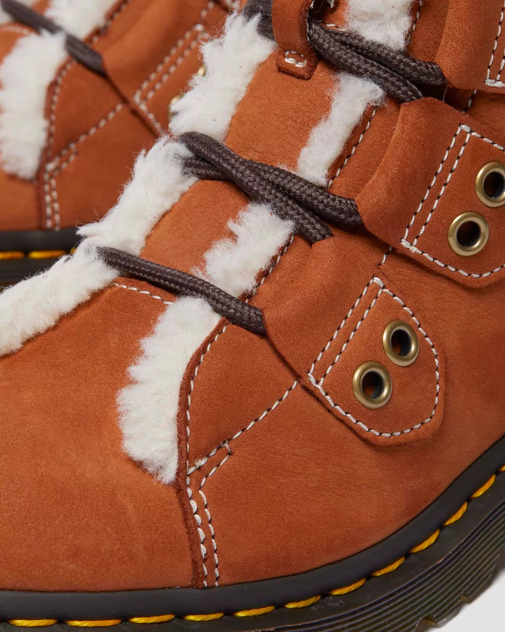 Bei PICK UP in Düsseldorf findest Du Dr. Martens, 1460 Ltt Fl Tan Buttersoft Wp  und viel mehr von Dr. Martens