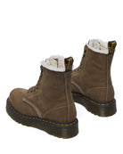 Bei PICK UP in Düsseldorf findest Du Dr. Martens, 1460 Pascal Bex Fl Dark Khaki Buttersoft Wp  und viel mehr von Dr. Martens