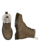 Bei PICK UP in Düsseldorf findest Du Dr. Martens, 1460 Pascal Bex Fl Dark Khaki Buttersoft Wp  und viel mehr von Dr. Martens