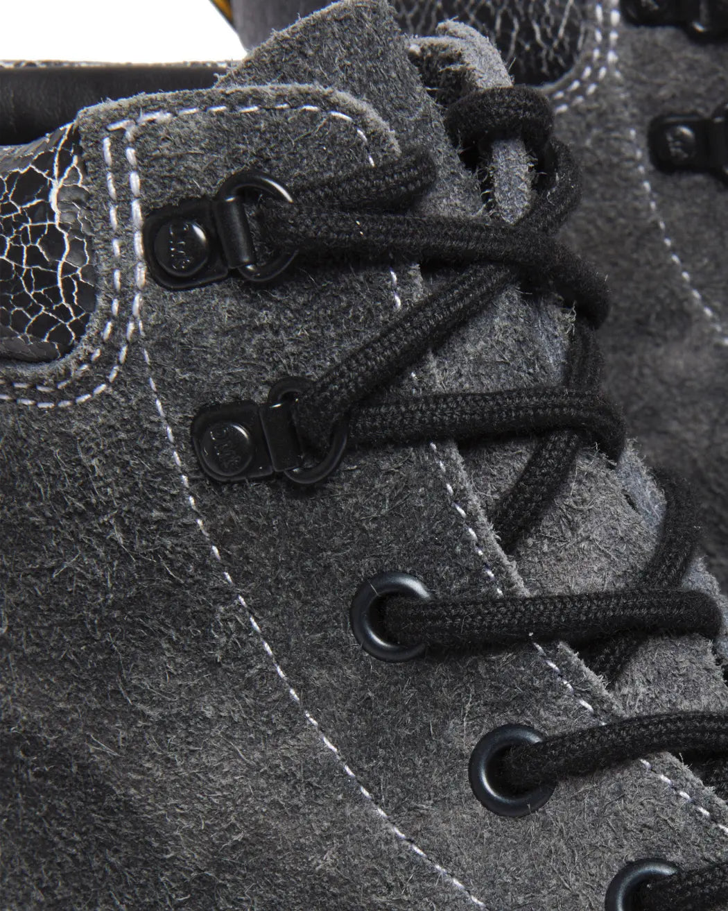 Bei PICK UP in Düsseldorf findest Du Dr. Martens, 939 Black/Gunmetal Black/Optical White Stonewashed Hairy Suede Mb Cracked Effect Suede  und viel mehr von Dr. Martens
