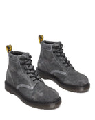 Bei PICK UP in Düsseldorf findest Du Dr. Martens, 939 Black/Gunmetal Black/Optical White Stonewashed Hairy Suede Mb Cracked Effect Suede  und viel mehr von Dr. Martens