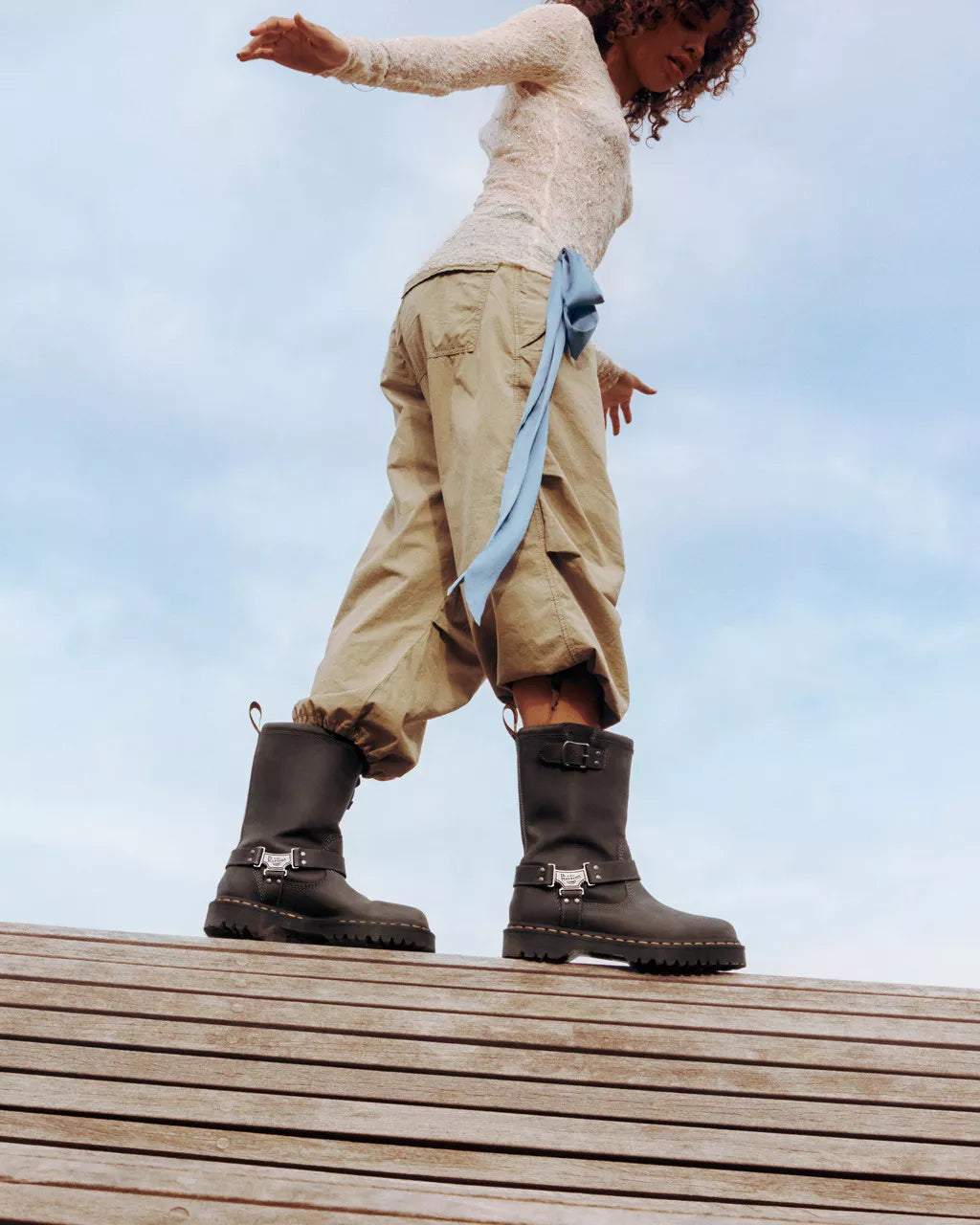 Bei PICK UP in Düsseldorf findest Du Dr. Martens, Anistone Hi Charcoal Grey Burnished Waxy Pull Up Wp  und viel mehr von Dr. Martens