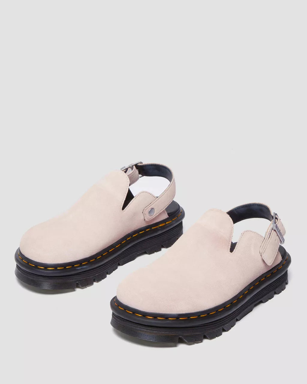 Bei PICK UP in Düsseldorf findest Du Dr. Martens, Zebzag Mule Powder Pink Eh Suede  und viel mehr von Dr. Martens