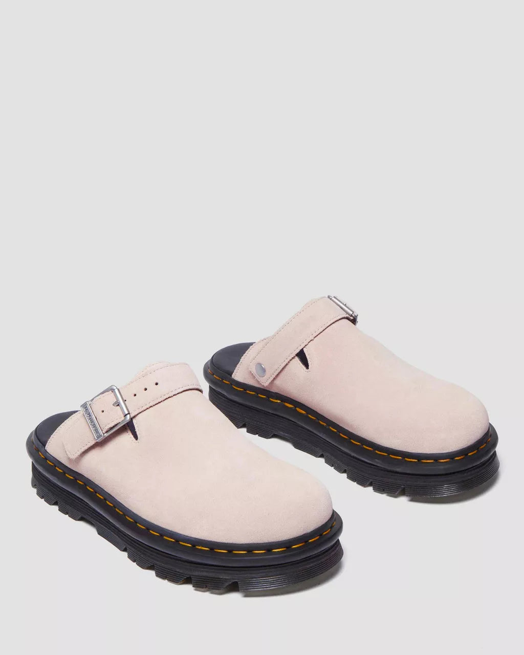 Bei PICK UP in Düsseldorf findest Du Dr. Martens, Zebzag Mule Powder Pink Eh Suede  und viel mehr von Dr. Martens